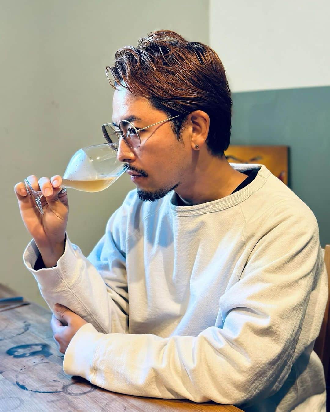 小柳津林太郎さんのインスタグラム写真 - (小柳津林太郎Instagram)「Should definitely goto #tono in #iwateprefecture The calm view of the mountains, the clear air and the food culture are really nice. If you like beer, tono is one of the largest hop production in Japan!  遠野に魅了されました  仲間たちとワーケーション+αで久々に岩手県に。初日は遠野に足を運びました。遠野のキャッチコピーは、［日本の永遠のふるさと］なのですが、文字通りとても穏やかで、空気も美味しく、景色も目の癒し。  いくつかおすすめを👍  とおの屋　要 @tonoya___yo @yotaro_sasaki  https://maps.app.goo.gl/cFh3ZH9b8YMKSxWj7?g_st=ic 素敵な古民家を改装したオーベルジュにて、夕ご飯も宿泊もさせて頂きました。土から大事に育てた農作物から生まれた発酵料理は腸も心も喜ぶオンパレード。自家製のドブログは毎日飲みたくなる味と身体への良さでした😍オーナーシェフ、佐々木要太郎さんはどうやら同じ年で本も出されており、これを機にもっと勉強しようかと🤘  遠野醸造TAPROOM @tonobrewing  https://maps.app.goo.gl/Zoc1GnTjseRfPxd46 遠野市はビールの原料であるポップの生産地としても有名なのですが、様々な種類のクラフトビールをTAPから飲めるので、ぜひ。  くいしんぼちから https://maps.app.goo.gl/iV3NrCy5G3btcRdS6?g_st=ic 夕飯前にちょろっと寄ったのですが、ここは別途ゆっくり来たい地元のご飯やさん。素材の新鮮さはさておき料理の腕前が素晴らしい。ふきのとうの味噌は末家味噌というのですが、絶品でした。  おのひづめ @ono_hidume  https://maps.app.goo.gl/ffa6RJ1JHzysSYS7A 二日目のランチでコースを堪能したのですが、ご家族が飼われている牛の、搾りたての牛乳を駆使した酪農ガストロノミー（初体験）。山で採れた野菜、ジビエ、どれをとっても美味しかった😍シェフの料理への向き合いと温和な人間性が滲み出たお味でした。絶対おすすめです！  遠野市は、盛岡まで新幹線で行き、車でいくか、花巻空港から車で行くか、便利かと！  普段九州、関東にいることが多いですが、東北は素晴らしい😍  #東北 #岩手 #遠野 #とおの屋要 #おのひづめ #遠野醸造 #くいしんぼちから #発酵 #醸造 #ガストロノミー #酪農ガストロノミー #tono #iwate #japan #brewerytown #gastronomy」11月16日 19時03分 - rinsta_gram1002