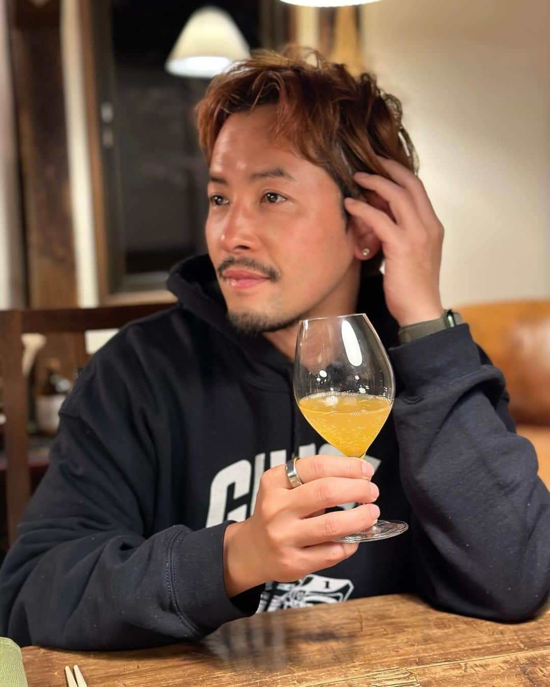 小柳津林太郎さんのインスタグラム写真 - (小柳津林太郎Instagram)「Should definitely goto #tono in #iwateprefecture The calm view of the mountains, the clear air and the food culture are really nice. If you like beer, tono is one of the largest hop production in Japan!  遠野に魅了されました  仲間たちとワーケーション+αで久々に岩手県に。初日は遠野に足を運びました。遠野のキャッチコピーは、［日本の永遠のふるさと］なのですが、文字通りとても穏やかで、空気も美味しく、景色も目の癒し。  いくつかおすすめを👍  とおの屋　要 @tonoya___yo @yotaro_sasaki  https://maps.app.goo.gl/cFh3ZH9b8YMKSxWj7?g_st=ic 素敵な古民家を改装したオーベルジュにて、夕ご飯も宿泊もさせて頂きました。土から大事に育てた農作物から生まれた発酵料理は腸も心も喜ぶオンパレード。自家製のドブログは毎日飲みたくなる味と身体への良さでした😍オーナーシェフ、佐々木要太郎さんはどうやら同じ年で本も出されており、これを機にもっと勉強しようかと🤘  遠野醸造TAPROOM @tonobrewing  https://maps.app.goo.gl/Zoc1GnTjseRfPxd46 遠野市はビールの原料であるポップの生産地としても有名なのですが、様々な種類のクラフトビールをTAPから飲めるので、ぜひ。  くいしんぼちから https://maps.app.goo.gl/iV3NrCy5G3btcRdS6?g_st=ic 夕飯前にちょろっと寄ったのですが、ここは別途ゆっくり来たい地元のご飯やさん。素材の新鮮さはさておき料理の腕前が素晴らしい。ふきのとうの味噌は末家味噌というのですが、絶品でした。  おのひづめ @ono_hidume  https://maps.app.goo.gl/ffa6RJ1JHzysSYS7A 二日目のランチでコースを堪能したのですが、ご家族が飼われている牛の、搾りたての牛乳を駆使した酪農ガストロノミー（初体験）。山で採れた野菜、ジビエ、どれをとっても美味しかった😍シェフの料理への向き合いと温和な人間性が滲み出たお味でした。絶対おすすめです！  遠野市は、盛岡まで新幹線で行き、車でいくか、花巻空港から車で行くか、便利かと！  普段九州、関東にいることが多いですが、東北は素晴らしい😍  #東北 #岩手 #遠野 #とおの屋要 #おのひづめ #遠野醸造 #くいしんぼちから #発酵 #醸造 #ガストロノミー #酪農ガストロノミー #tono #iwate #japan #brewerytown #gastronomy」11月16日 19時03分 - rinsta_gram1002