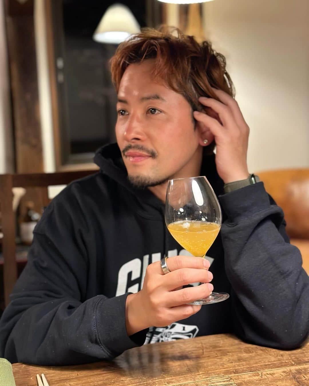 小柳津林太郎のインスタグラム：「Should definitely goto #tono in #iwateprefecture The calm view of the mountains, the clear air and the food culture are really nice. If you like beer, tono is one of the largest hop production in Japan!  遠野に魅了されました  仲間たちとワーケーション+αで久々に岩手県に。初日は遠野に足を運びました。遠野のキャッチコピーは、［日本の永遠のふるさと］なのですが、文字通りとても穏やかで、空気も美味しく、景色も目の癒し。  いくつかおすすめを👍  とおの屋　要 @tonoya___yo @yotaro_sasaki  https://maps.app.goo.gl/cFh3ZH9b8YMKSxWj7?g_st=ic 素敵な古民家を改装したオーベルジュにて、夕ご飯も宿泊もさせて頂きました。土から大事に育てた農作物から生まれた発酵料理は腸も心も喜ぶオンパレード。自家製のドブログは毎日飲みたくなる味と身体への良さでした😍オーナーシェフ、佐々木要太郎さんはどうやら同じ年で本も出されており、これを機にもっと勉強しようかと🤘  遠野醸造TAPROOM @tonobrewing  https://maps.app.goo.gl/Zoc1GnTjseRfPxd46 遠野市はビールの原料であるポップの生産地としても有名なのですが、様々な種類のクラフトビールをTAPから飲めるので、ぜひ。  くいしんぼちから https://maps.app.goo.gl/iV3NrCy5G3btcRdS6?g_st=ic 夕飯前にちょろっと寄ったのですが、ここは別途ゆっくり来たい地元のご飯やさん。素材の新鮮さはさておき料理の腕前が素晴らしい。ふきのとうの味噌は末家味噌というのですが、絶品でした。  おのひづめ @ono_hidume  https://maps.app.goo.gl/ffa6RJ1JHzysSYS7A 二日目のランチでコースを堪能したのですが、ご家族が飼われている牛の、搾りたての牛乳を駆使した酪農ガストロノミー（初体験）。山で採れた野菜、ジビエ、どれをとっても美味しかった😍シェフの料理への向き合いと温和な人間性が滲み出たお味でした。絶対おすすめです！  遠野市は、盛岡まで新幹線で行き、車でいくか、花巻空港から車で行くか、便利かと！  普段九州、関東にいることが多いですが、東北は素晴らしい😍  #東北 #岩手 #遠野 #とおの屋要 #おのひづめ #遠野醸造 #くいしんぼちから #発酵 #醸造 #ガストロノミー #酪農ガストロノミー #tono #iwate #japan #brewerytown #gastronomy」