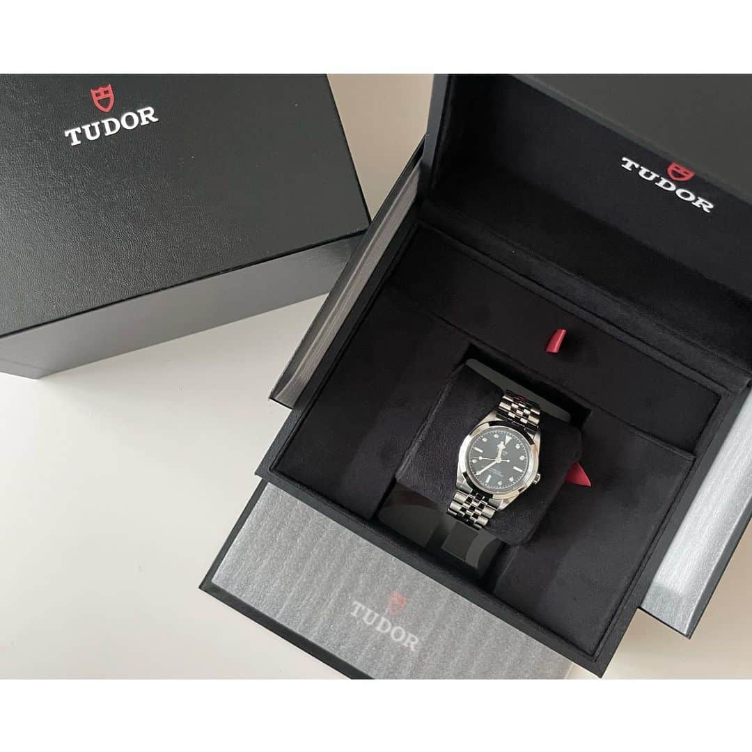 のインスタグラム：「@tudorwatch  夫からの誕生日プレゼント。今更ながら記録として。  絶対似合うと思ってて、付けて欲しいと思ってて、シンプルでカジュアルなスタイルに絶対合うから。と熱弁まで☺︎笑  ひっそりと考えていてくれたことが嬉しかった。 付けるたび思い出す、ほっこりじわっと温かい気持ち💐  シンプルだけどキラリと上品。 そしてネイビーは意外と合わせやすいと知った。 宝物の一本です。  #tudor#tudorwatch」