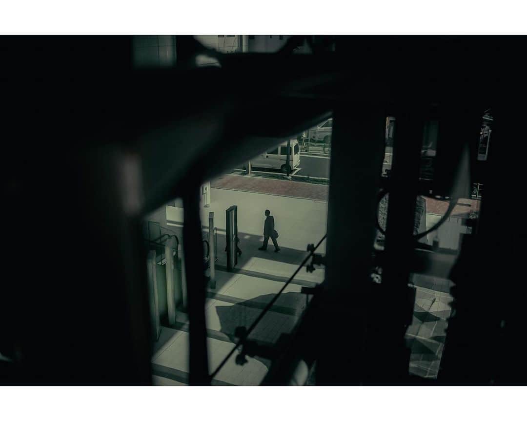 kazhixさんのインスタグラム写真 - (kazhixInstagram)「Tokyo Rhapsody  -Light and shadow on the street—  #映画のワンシーンのような一枚を  ⤴︎みなさんもタグ気軽に使ってくださいね。  #fujifilm_xseries #今日もx日和 #富士フイルム  #FUJIFILM #instagram  #igersjp #HelloFrom Tokyo #ファインダー越しの私の世界  #tokyocameraclub #mst_photo #daily_photo_jpn #tokyoartsandculture #JapanCityBlues #TokyoTokyo #streetfinder #eyephotomagazine #cinema_streets  #urbanromantix #street_avengers #streetleaks #sublimestreet #streets_storytelling #storyofthestreet #streetsgrammer #streetmoment #voidtokyo  #streetgrammers #shadow_magazine #photo_f16」11月16日 19時06分 - kazhix