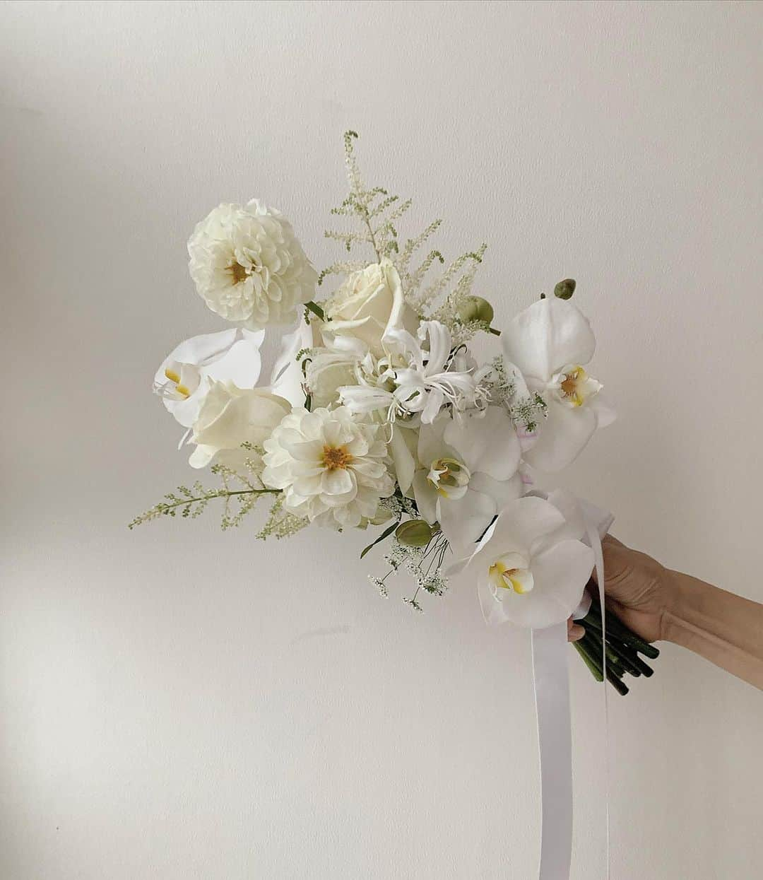 플로리스트 이주연 florist Lee Ju Yeonのインスタグラム：「. . 바네스플라워 VANESS FLOWER . @vanessflower_bouquet  . Katalk 채널 바네스플라워  kakao ID vaness52  E-mail vanessflower@naver.com . Paypal payment possible . 서울시 중구 청파로464 브라운스톤서울 101동2806호 📞02-545-6813   #바네스부케 #부케 #웨딩부케#본식부케 #촬영용부케 .」