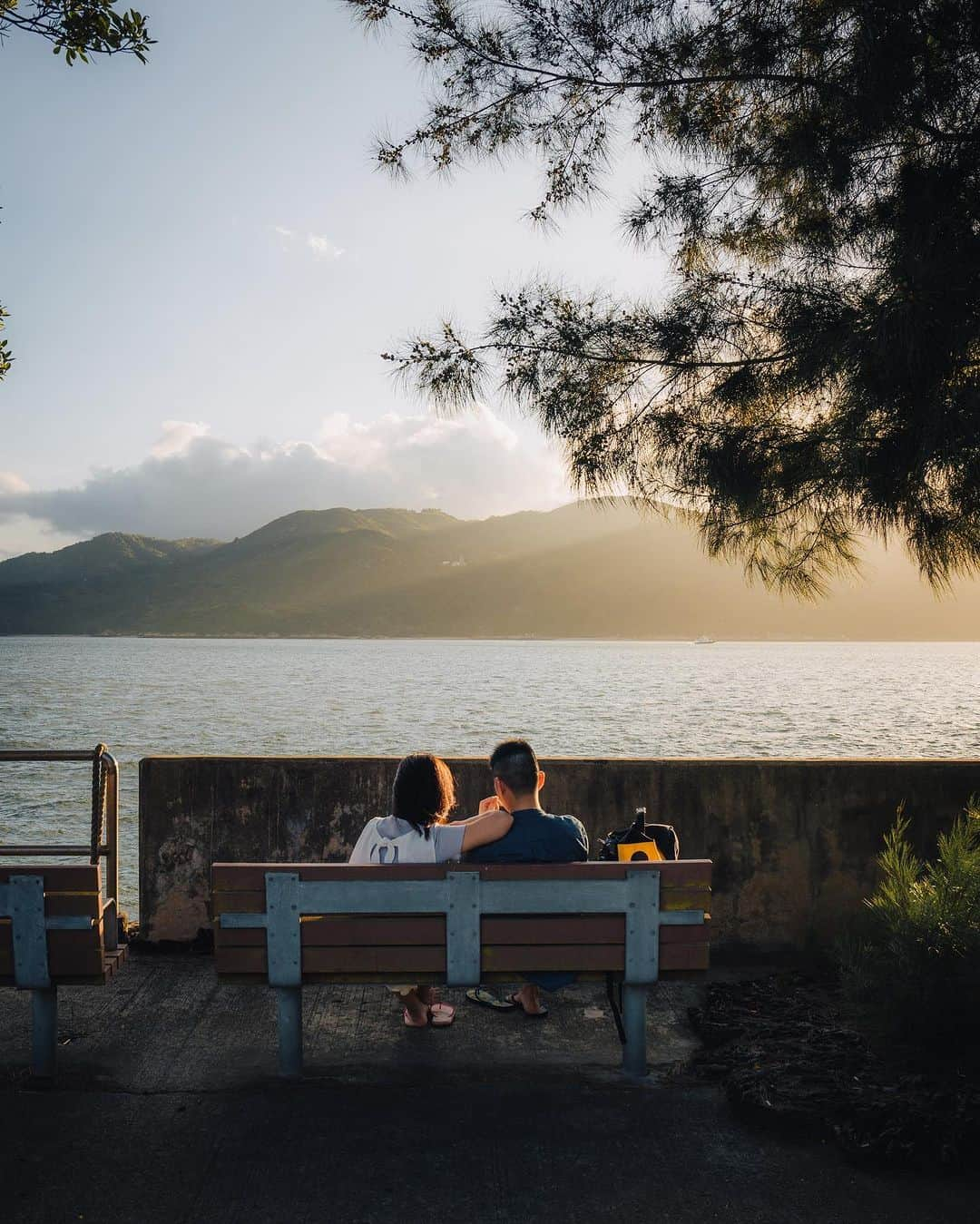 キャセイパシフィック航空さんのインスタグラム写真 - (キャセイパシフィック航空Instagram)「Discover the peaceful island life on Peng Chau 🌴. From picturesque coastal trails to repurposed art spaces, blissful tranquility fills the quiet corners of the island, a slowed down iteration of Hong Kong tradition 🇭🇰.  Less than an hour away from Central by ferry ⛴️, the quiet island is a paradise for those looking to unwind 🚶‍♂️.  #cathaypacific #MoveBeyond  歡迎到坪洲探索平靜的島嶼生活 🌴。從迷人的海岸景色到活化藝術空間，你可以在島上的每個角落感受別於繁華城市的慢活，盡享片刻悠閒。  只需從中環乘搭約一小時的渡輪 ⛴️，你就能踏足這個寧靜的島嶼。渴望來一場放鬆的出走？是時候出發了 🚶‍♂️！  #國泰航空 #志在飛躍  📸 @jsrpixel」11月16日 19時09分 - cathaypacific