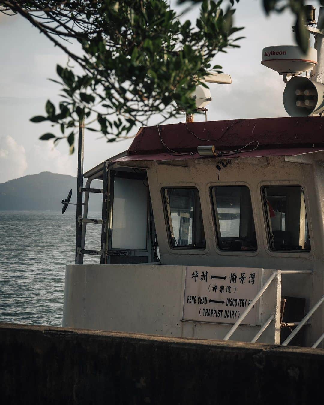キャセイパシフィック航空さんのインスタグラム写真 - (キャセイパシフィック航空Instagram)「Discover the peaceful island life on Peng Chau 🌴. From picturesque coastal trails to repurposed art spaces, blissful tranquility fills the quiet corners of the island, a slowed down iteration of Hong Kong tradition 🇭🇰.  Less than an hour away from Central by ferry ⛴️, the quiet island is a paradise for those looking to unwind 🚶‍♂️.  #cathaypacific #MoveBeyond  歡迎到坪洲探索平靜的島嶼生活 🌴。從迷人的海岸景色到活化藝術空間，你可以在島上的每個角落感受別於繁華城市的慢活，盡享片刻悠閒。  只需從中環乘搭約一小時的渡輪 ⛴️，你就能踏足這個寧靜的島嶼。渴望來一場放鬆的出走？是時候出發了 🚶‍♂️！  #國泰航空 #志在飛躍  📸 @jsrpixel」11月16日 19時09分 - cathaypacific