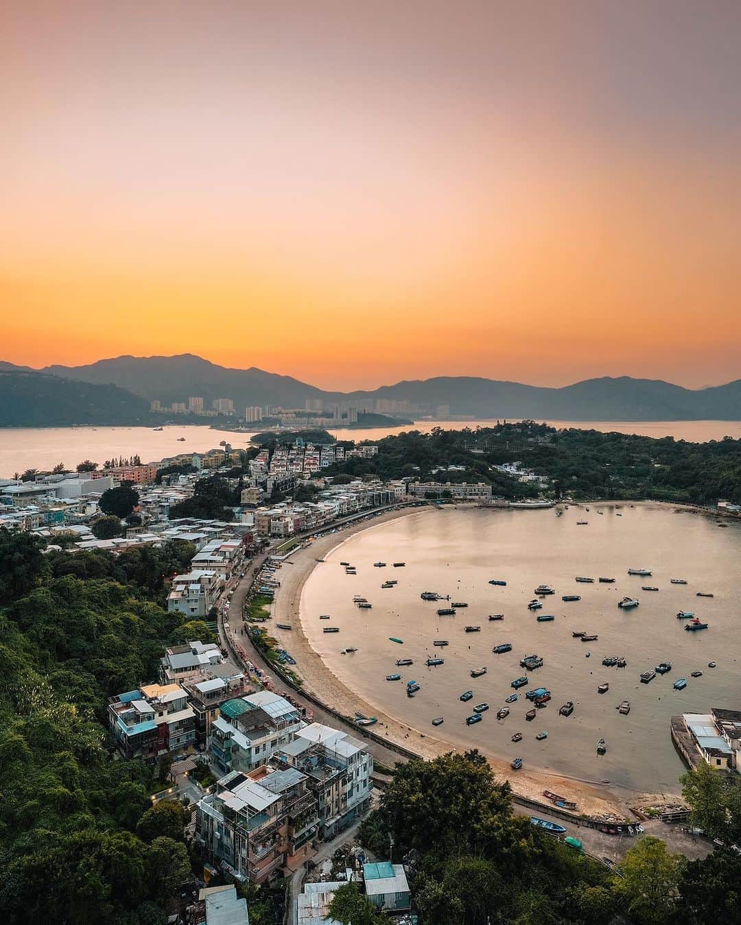キャセイパシフィック航空のインスタグラム：「Discover the peaceful island life on Peng Chau 🌴. From picturesque coastal trails to repurposed art spaces, blissful tranquility fills the quiet corners of the island, a slowed down iteration of Hong Kong tradition 🇭🇰.  Less than an hour away from Central by ferry ⛴️, the quiet island is a paradise for those looking to unwind 🚶‍♂️.  #cathaypacific #MoveBeyond  歡迎到坪洲探索平靜的島嶼生活 🌴。從迷人的海岸景色到活化藝術空間，你可以在島上的每個角落感受別於繁華城市的慢活，盡享片刻悠閒。  只需從中環乘搭約一小時的渡輪 ⛴️，你就能踏足這個寧靜的島嶼。渴望來一場放鬆的出走？是時候出發了 🚶‍♂️！  #國泰航空 #志在飛躍  📸 @jsrpixel」