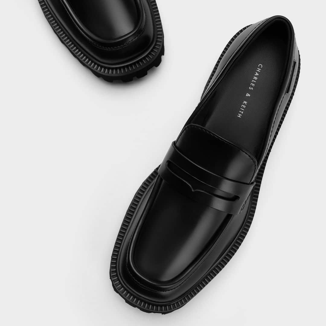 CHARLES & KEITH JAPAN CHARLES & KEITHさんのインスタグラム写真 - (CHARLES & KEITH JAPAN CHARLES & KEITHInstagram)「トラッドなデザインをそのままに、タフなソールやロゴ入りメタルのタブを取り入れたトレンド感溢れるローファー。⁠ タイムレスなデザインはスタイルを選ばず、シーズンレスで愛される一足に。⁠ ⁠ カバードリッジソール ローファー⁠ (Article No. CK1-70900494)⁠ ⁠ #CharlesKeithFW23 ⁠ #チャールズアンドキース」11月16日 19時10分 - charleskeith_jp