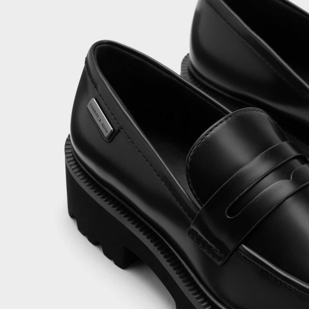 CHARLES & KEITH JAPAN CHARLES & KEITHさんのインスタグラム写真 - (CHARLES & KEITH JAPAN CHARLES & KEITHInstagram)「トラッドなデザインをそのままに、タフなソールやロゴ入りメタルのタブを取り入れたトレンド感溢れるローファー。⁠ タイムレスなデザインはスタイルを選ばず、シーズンレスで愛される一足に。⁠ ⁠ カバードリッジソール ローファー⁠ (Article No. CK1-70900494)⁠ ⁠ #CharlesKeithFW23 ⁠ #チャールズアンドキース」11月16日 19時10分 - charleskeith_jp