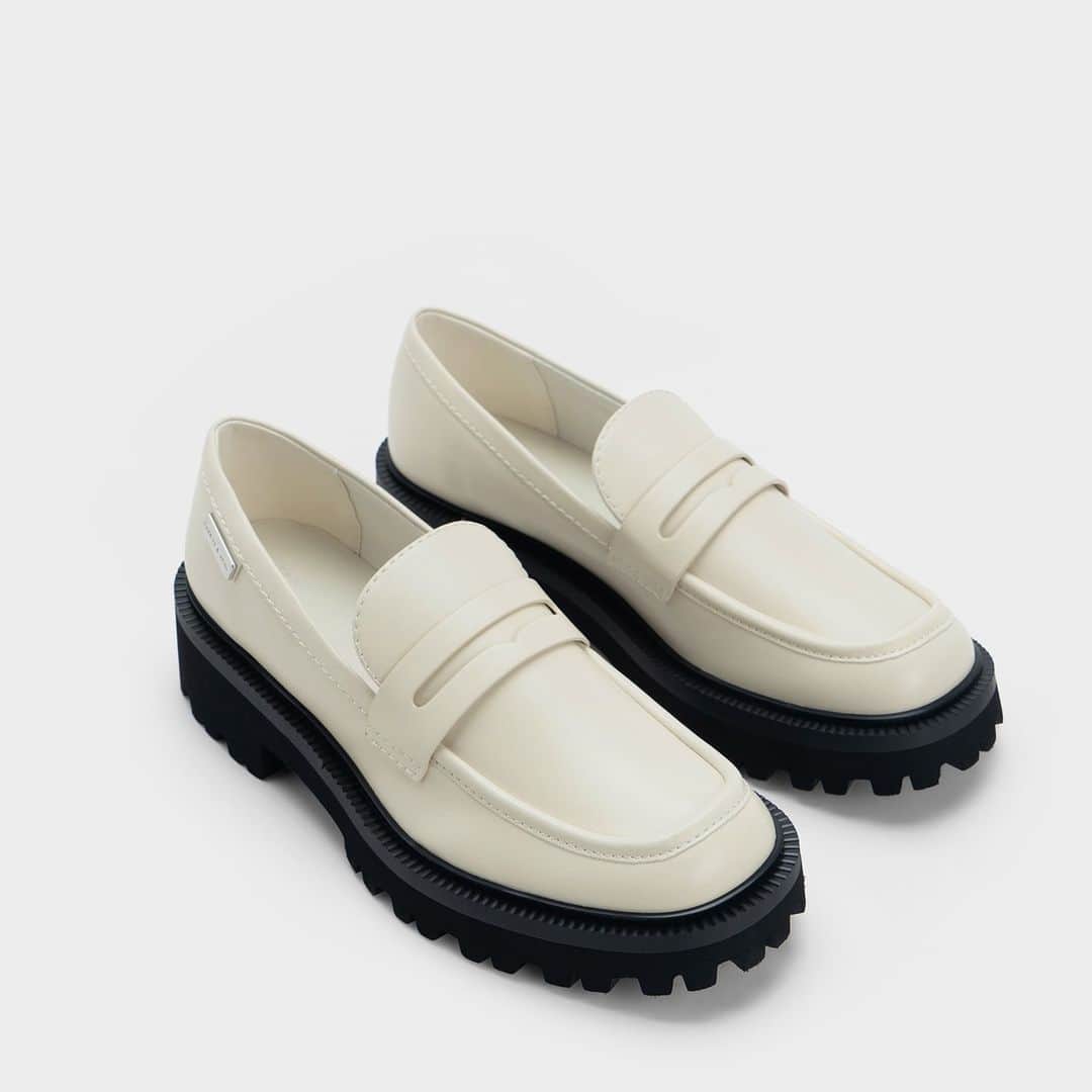 CHARLES & KEITH JAPAN CHARLES & KEITHさんのインスタグラム写真 - (CHARLES & KEITH JAPAN CHARLES & KEITHInstagram)「トラッドなデザインをそのままに、タフなソールやロゴ入りメタルのタブを取り入れたトレンド感溢れるローファー。⁠ タイムレスなデザインはスタイルを選ばず、シーズンレスで愛される一足に。⁠ ⁠ カバードリッジソール ローファー⁠ (Article No. CK1-70900494)⁠ ⁠ #CharlesKeithFW23 ⁠ #チャールズアンドキース」11月16日 19時10分 - charleskeith_jp