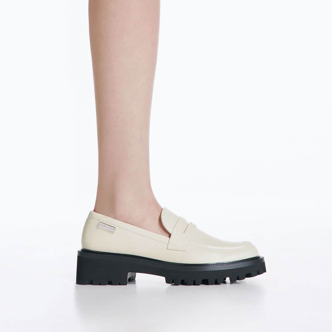 CHARLES & KEITH JAPAN CHARLES & KEITHのインスタグラム：「トラッドなデザインをそのままに、タフなソールやロゴ入りメタルのタブを取り入れたトレンド感溢れるローファー。⁠ タイムレスなデザインはスタイルを選ばず、シーズンレスで愛される一足に。⁠ ⁠ カバードリッジソール ローファー⁠ (Article No. CK1-70900494)⁠ ⁠ #CharlesKeithFW23 ⁠ #チャールズアンドキース」