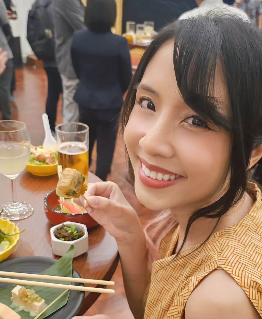 ビーム先生のインスタグラム：「วันก่อนได้รับเชิญจากทางสถานเอกอัครราชทูตญี่ปุ่นประจำประเทศไทย ให้ไปร่วมงานแนะนำโอกินาว่ามาค่ะ อาหารโอกินาว่าอร่อยมาก はいたーい！大使公邸で沖縄イベントに参加してきました🩷沖縄料理めっちゃめっちゃすき！  เป็นอีเว้นท์ที่ม่วนจอยสุดๆเลย คนโอกินาว่าเป็นคนสนุกสนาน ดนตรีก็มีเอกลักษณ์มาก ฟังแล้วอยากจะเต้นสุดๆ 555 ส่วนอาหารโอกินาว่าบีมชอบมากอยู่แล้ว หมูอากู หูหมูต้มหนึบมาก มะระผัดไข่ สาหร่ายพวงองุ่น จัดมาเต็มสุดๆ  เสียดายจังตอนนี้ไม่มีบินตรง ถ้ามีบินตรงอีกรับรองแตกคนไทยบุก กำเงินรอแล้วนะ  ปล.รูปที่ 2 คือยืนร้องนาดะโซๆกับท่านทูต 555  #沖縄 #okinawa」