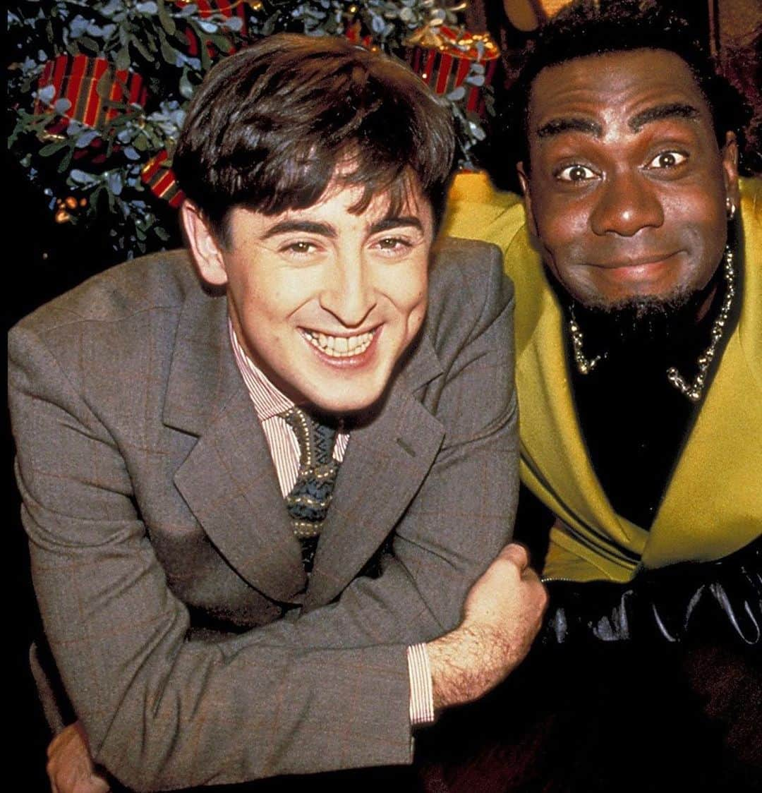 アラン・カミングさんのインスタグラム写真 - (アラン・カミングInstagram)「32 years ago I played Bernard opposite Lenny Henry in Bernard and the Genie, written by the gorgeous Richard Curtis  and directed by Paul Weiland. It was about a young art dealer who gets fired by his evil boss (played by Rowan Atkinson) and then dumped by his girlfriend who moves out leaving him only an empty goldfish tank and an old lamp. When he rubs said lamp…you guessed it…and then the magic begins! 32 years later the story is being told again, this time Sam Boyd directs Richard’s script with Melissa McCarthy as the titular Genie and Paapa Essiedu as Bernard. I now play the evil boss! That’s showbiz folks. Oh, and Paapa was born 32 years ago! That’s also showbiz! #geniemovie streams on @peacock from November 22nd!」11月16日 13時48分 - alancummingreally