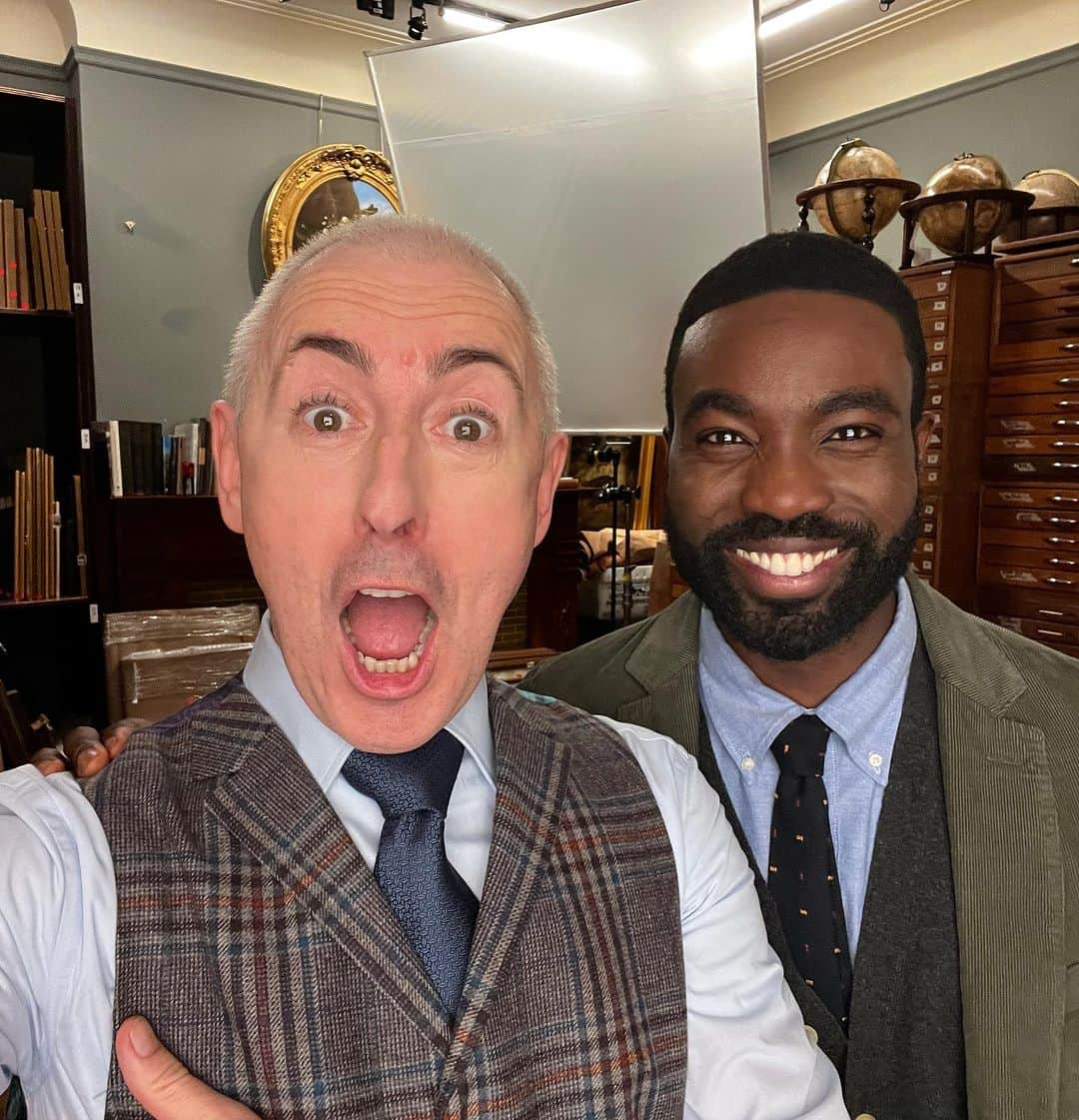 アラン・カミングさんのインスタグラム写真 - (アラン・カミングInstagram)「32 years ago I played Bernard opposite Lenny Henry in Bernard and the Genie, written by the gorgeous Richard Curtis  and directed by Paul Weiland. It was about a young art dealer who gets fired by his evil boss (played by Rowan Atkinson) and then dumped by his girlfriend who moves out leaving him only an empty goldfish tank and an old lamp. When he rubs said lamp…you guessed it…and then the magic begins! 32 years later the story is being told again, this time Sam Boyd directs Richard’s script with Melissa McCarthy as the titular Genie and Paapa Essiedu as Bernard. I now play the evil boss! That’s showbiz folks. Oh, and Paapa was born 32 years ago! That’s also showbiz! #geniemovie streams on @peacock from November 22nd!」11月16日 13時48分 - alancummingreally