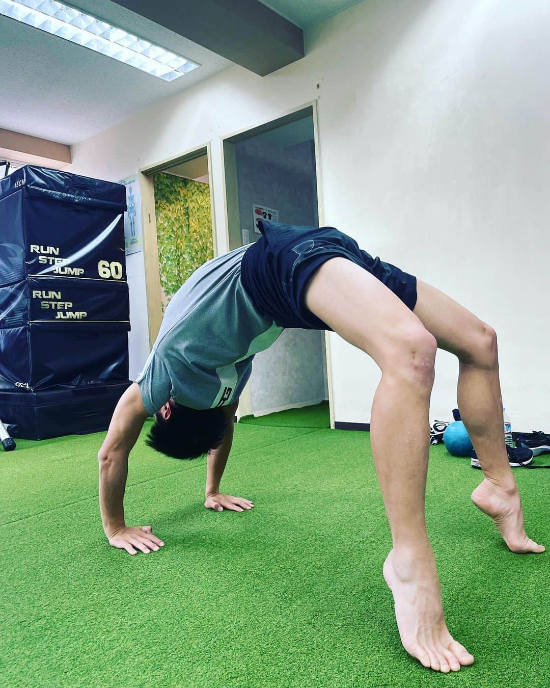 丸野 一樹のインスタグラム：「ブリッジ🤸🏻  #トレーニング #マルトレ #ブリッジ」