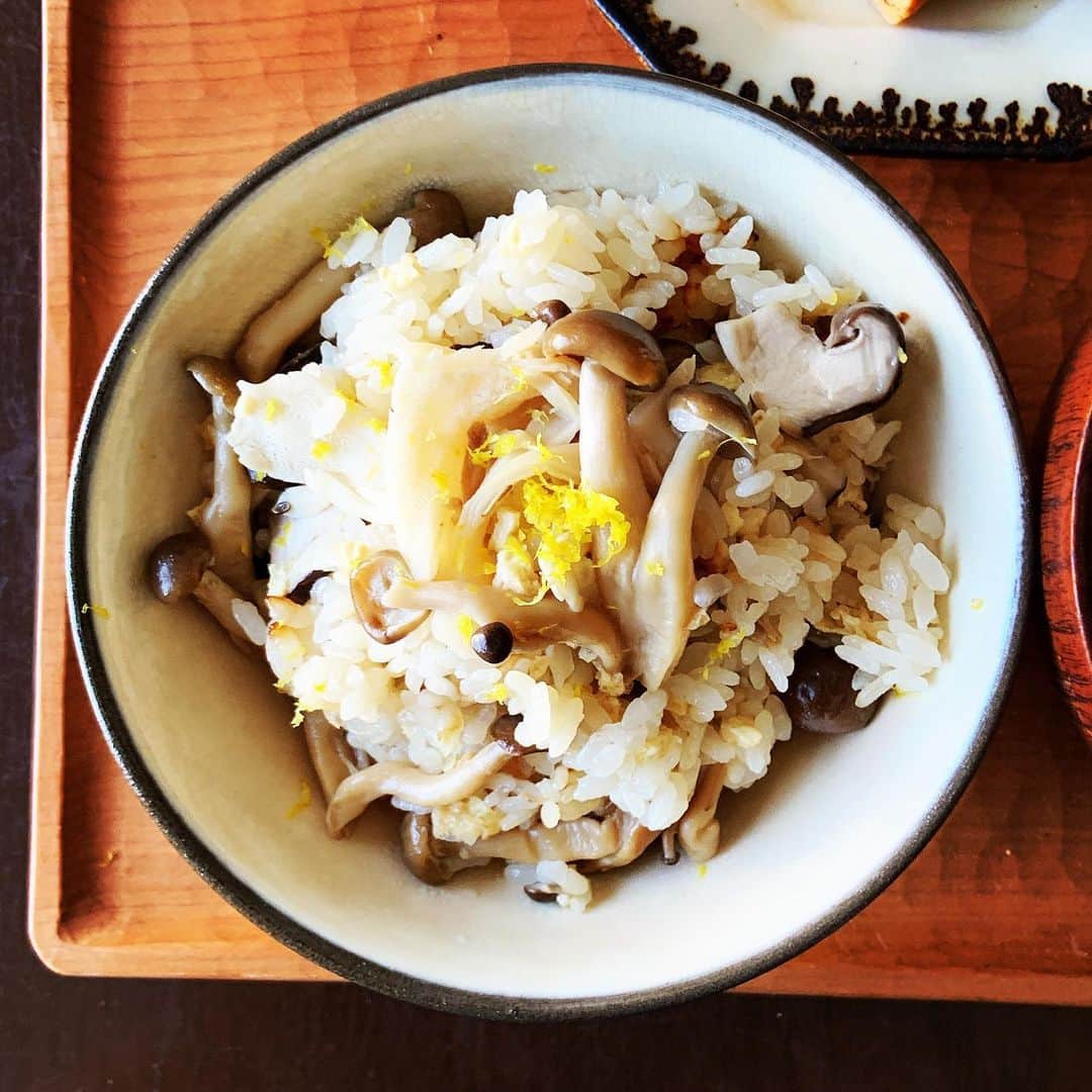 志摩有子のインスタグラム：「新米できのこの炊き込みご飯。 椎茸、しめじ、舞茸に味付けは白だしだけ。 仕上げに散らした柚子皮で秋の香り。 田中農場のコシヒカリの新米が本当に美味しい。」