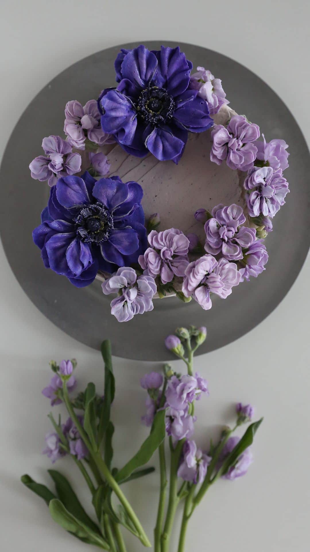 청담 수케이크 (atelier soo)のインスタグラム：「ㅡ Stock & Anemone  둘의만남 💜」