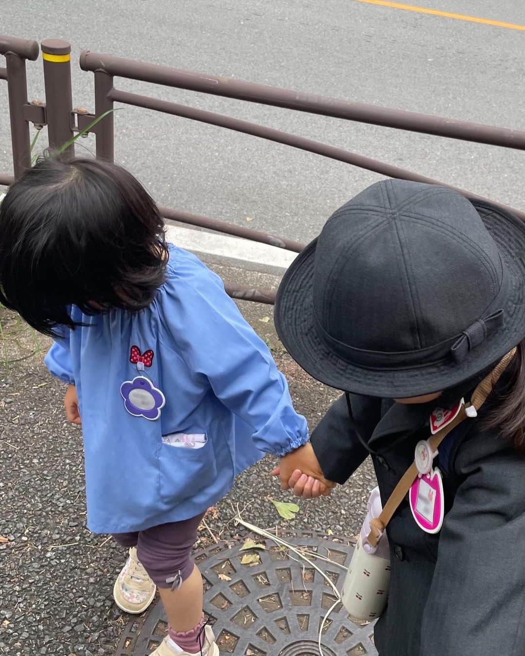 藤澤恵麻のインスタグラム：「⁡ ⁡ プレ幼稚園に通っている次女。これまでは私が自転車で送り迎えしていたのが、11月からはお姉ちゃんと一緒に幼稚園バスに乗って通うようになりました。 こうして少しずつ自分の手を離れていくのが嬉しいような、ちょっと寂しいような。 ⁡ 次女が初めてバスで登園する日、長女が手を引いてバス停まで連れて行ってくれて、次女の分の荷物も「私が持つよ！」と言って、二人でバスに乗り込んで行きました。次女はお姉ちゃんが手を繋いでくれて終始ニコニコ。 ドキドキの初日を姉妹で乗り超えてゆく子供達の成長がとても嬉しくて、微笑ましかったです。 ⁡ ⁡ #恵麻 #ema #キッズ #姉妹 #通園」
