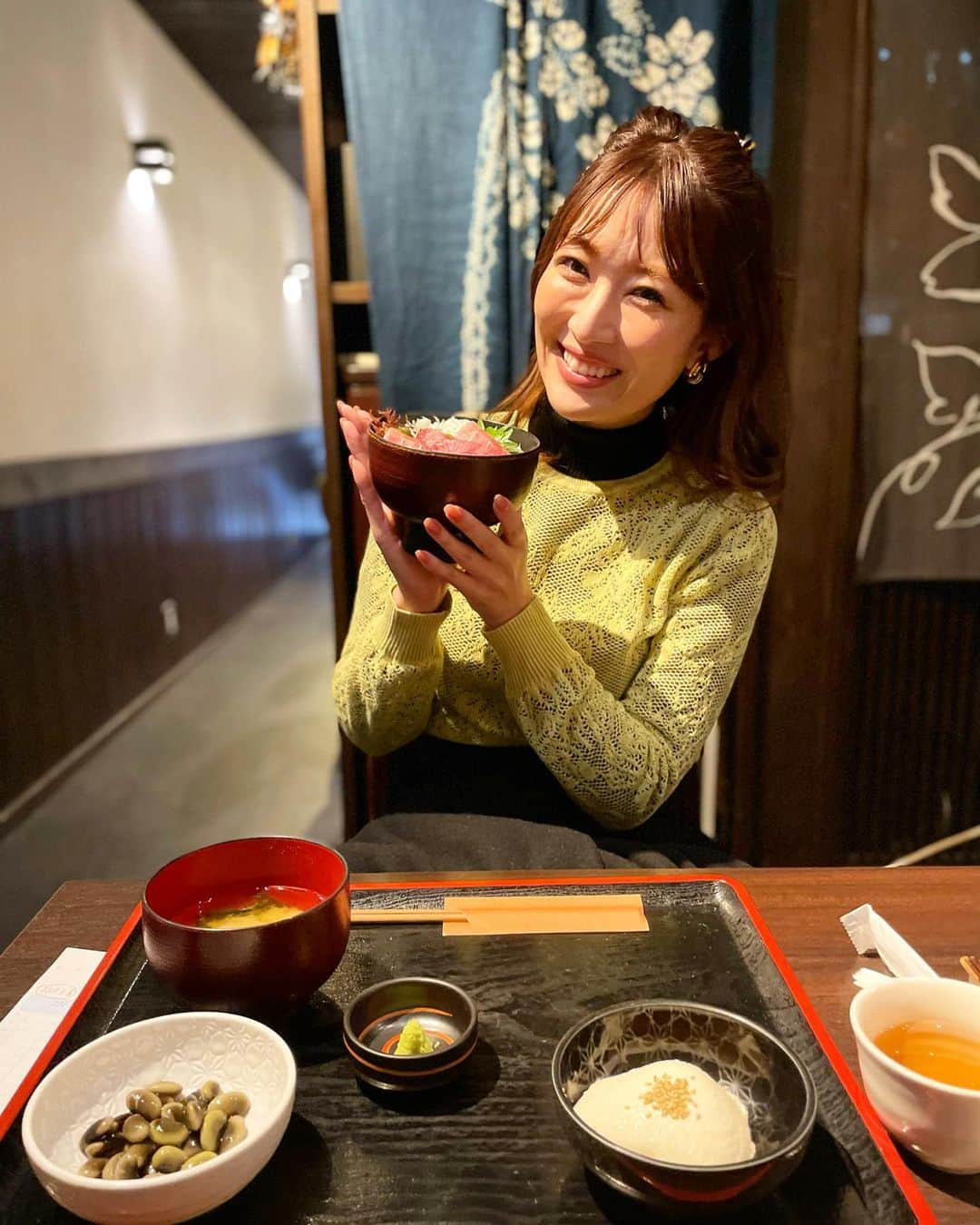 梅野舞のインスタグラム：「鎌倉小町通りでランチタイム♡  釜揚げしらすとまぐろの二色丼😍💕  新鮮で美味しい😋 しっかり食べた後は 小町通り散策したよ♬  #ランチ#ランチタイム#釜揚げしらす#まぐろ#釜揚げしらすまぐろ丼 #鎌倉和食#美味しい#鎌倉ランチ #instafood#instagood #instagram」