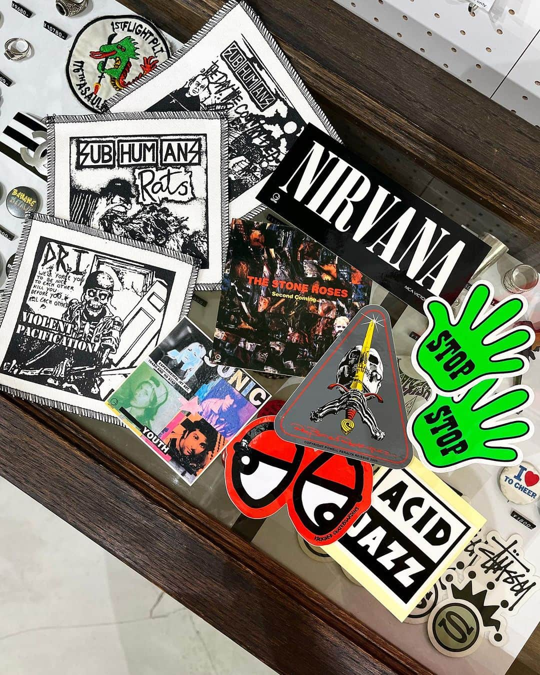 ジャムルさんのインスタグラム写真 - (ジャムルInstagram)「NEW ARRIVAL🔥  #jammru#ステッカー#vintagestickers #sticker#bandstickers #sonicyouth #nirvana#stoneroses #subhumans #dri #大阪古着屋#心斎橋古着屋#usedmix #osaka  #fashion  #streetstyle  #streetfashion  #vtg  #vintage  #used  #usedclothing  #古着 #古着屋 #ファッション #70s #80s #90s」11月16日 13時59分 - jammru