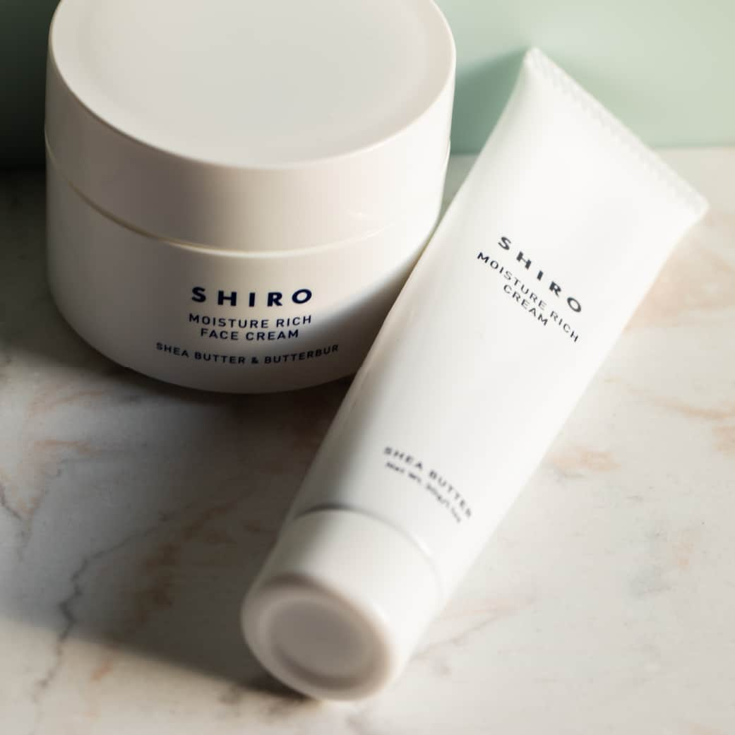 shiroさんのインスタグラム写真 - (shiroInstagram)「【SHIRO SKINCARE：シアバターシリーズ】 SHIROでは、アフリカ・ガーナから直輸入している未精製シアバターを使用しています。自然のままの成分とシアナッツの香りをお楽しみいただけるよう化学的な精製をせずに仕上げた、自然の恵みたっぷりの高保湿シリーズです。  中でも『シアバタークリーム』は素材がもつ保湿力をそのまま感じられるアイテム。 人肌の温度でスルスル溶けて肌になじみ、全身をしっとりと保湿し、乾燥した空気から肌を守ります。持ち運びにも便利なサイズで外出先でも手軽に使用でき、唇の乾燥や毛先のパサつきが気になるときのお直しにも。これからの季節、コートのポケットに忍ばせておくと心強い、マルチな保湿アイテムです。  #SHIRO #SHIROskincare #シアバターシリーズ」11月16日 14時00分 - shiro_japan