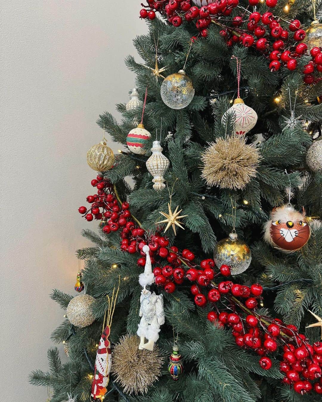 野崎玲欧奈のインスタグラム：「ＣＨＲＩＳＴＭＡＳ　ＴＲＥＥ🎄  去年のものから少しだけアップデートして 今年はチビと一緒に飾り付け  サンタさん来るといいね〜🎅🏽✨✨」