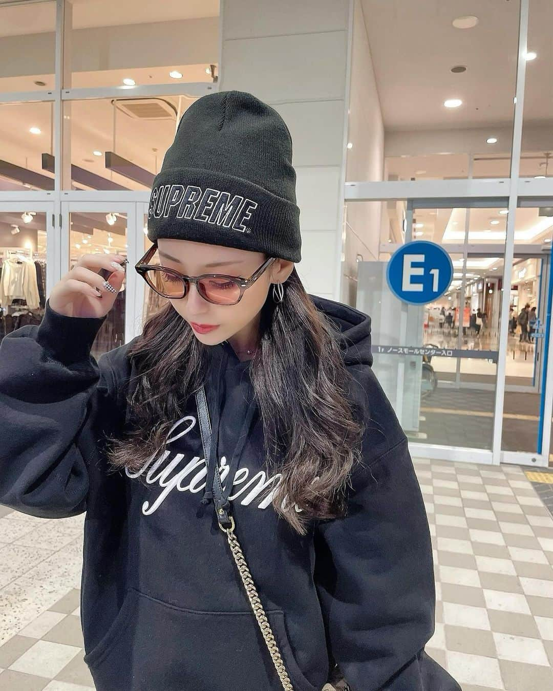 𝐡𝐚𝐫𝐮𝐜𝐡𝐚𝐧のインスタグラム：「Supreme code 🖤  おにゅーパーカー初おろし😎🫶🏻  #supreme   #ブラックコーデ #シュプリームコーデ  #韓国ファッション #海外ファッション  #冬服コーデ #ストリートファッション  #今日のコーデ #パーカーコーデ」