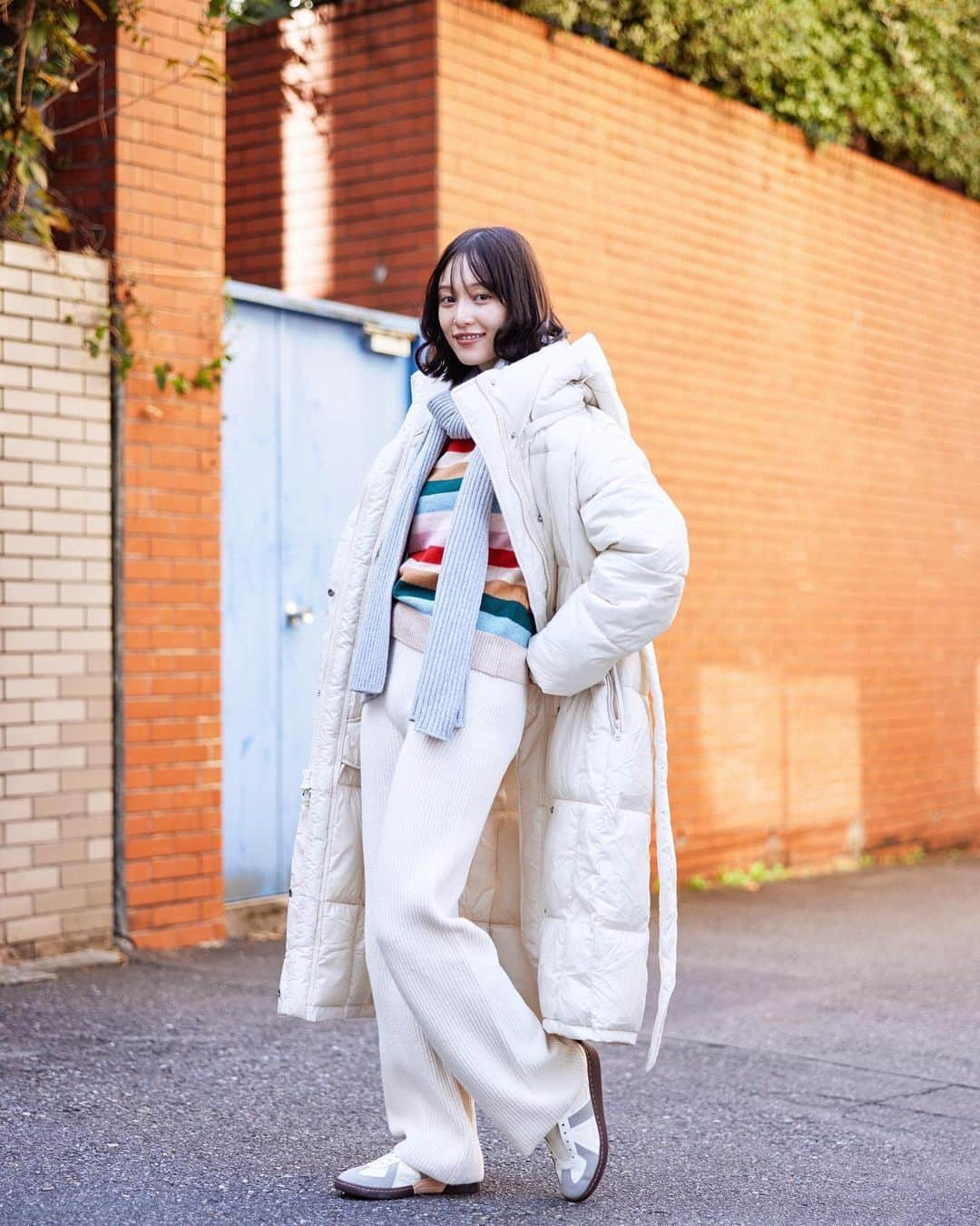 山田愛奈さんのインスタグラム写真 - (山田愛奈Instagram)「.  ⛄️ GAP HOLIDAY LOOK BOOK 🐈🧶  毎年コートをお迎えするけど 白のプリマロフトパファー ロングコートは初挑戦𓂃𓈒 ❅ * 上品尚且つ軽くて温かい 中のトップスには柔らかく肌触りの良い CashSoftのセーターを合わせました🌈  冬の朝カフェにぴったりコーデ 是非参考になるといいな~ 皆も試してみてね  @Gap_jp #Gap #ootd #PR」11月16日 14時02分 - aina_yama