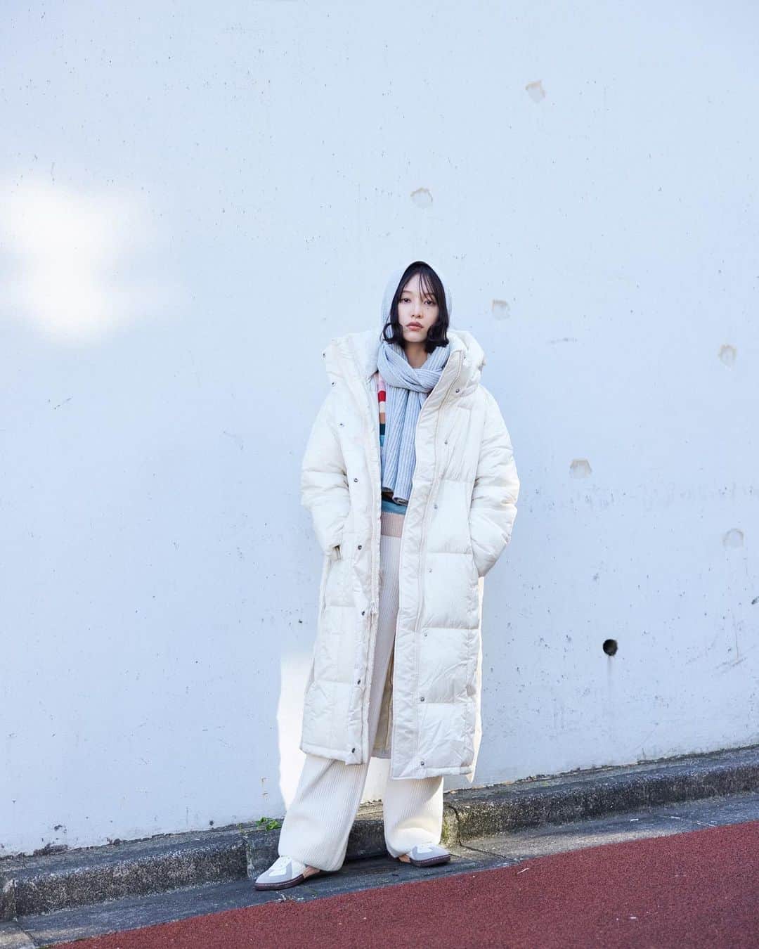 山田愛奈のインスタグラム：「.  ⛄️ GAP HOLIDAY LOOK BOOK 🐈🧶  毎年コートをお迎えするけど 白のプリマロフトパファー ロングコートは初挑戦𓂃𓈒 ❅ * 上品尚且つ軽くて温かい 中のトップスには柔らかく肌触りの良い CashSoftのセーターを合わせました🌈  冬の朝カフェにぴったりコーデ 是非参考になるといいな~ 皆も試してみてね  @Gap_jp #Gap #ootd #PR」