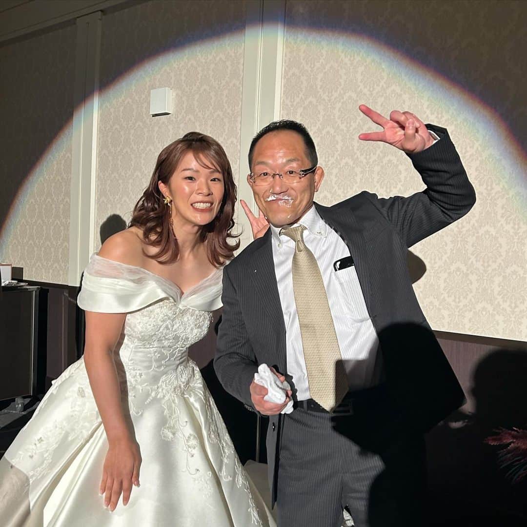 川井友香子さんのインスタグラム写真 - (川井友香子Instagram)「. 10月14日　梨紗子の結婚式💍👰🏻‍♀️💜  2人らしい、楽しくて素敵な結婚式でした☺️💐  私のレスリング人生、梨紗子の存在が大きすぎて、ここまでになれたのは紛れもなく梨紗子がいたからです🤼✨  いつも感謝の気持ちでいっぱいだし、結婚式の 準備段階も頑張ってたのを知ってたから ドレス姿見ただけでもう涙堪えるのに必死だった🥹 すごい綺麗だった🥰🤍💜  久しぶりに会えた方も沢山いて、幸せな気持ちで いっぱいの1日だった☺️✨  リングガール姪っ子が、どうなだめても号泣中の 号泣過ぎて、一緒にいた私も泣きたかったよ…🥹  (色々とバタバタしてて投稿出来てなかった…🥲🙏🏻)」11月16日 14時07分 - yukako_kawai27