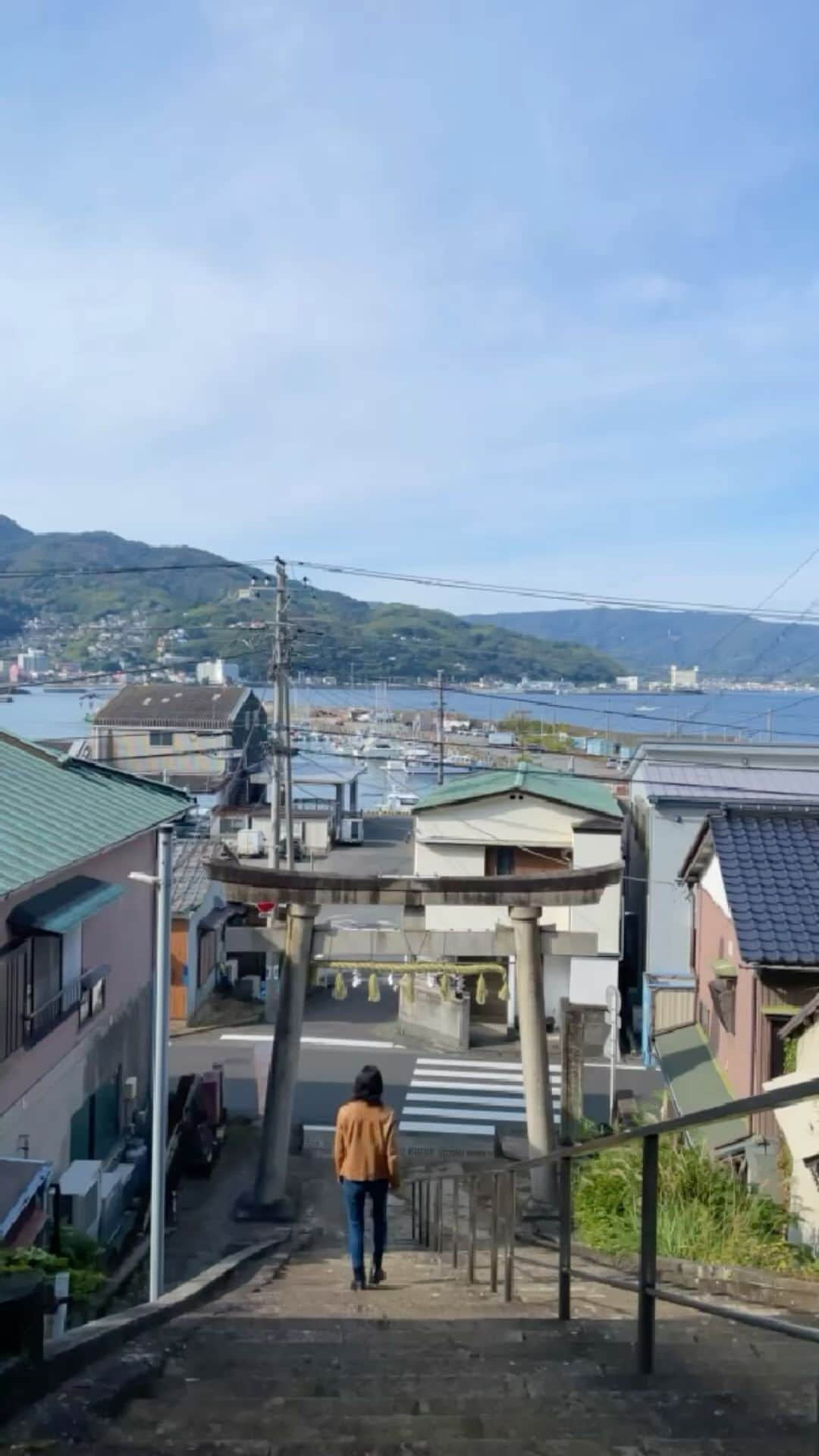 のインスタグラム：「新井神社から見下ろす海。  #伊東市 #伊東の暮らし #伊東のいいとこ #わたしといとうと #海 #海のある生活 #新井神社 #新井散歩  #itocity #ito #izu #japanview #sea #sealife #arai」