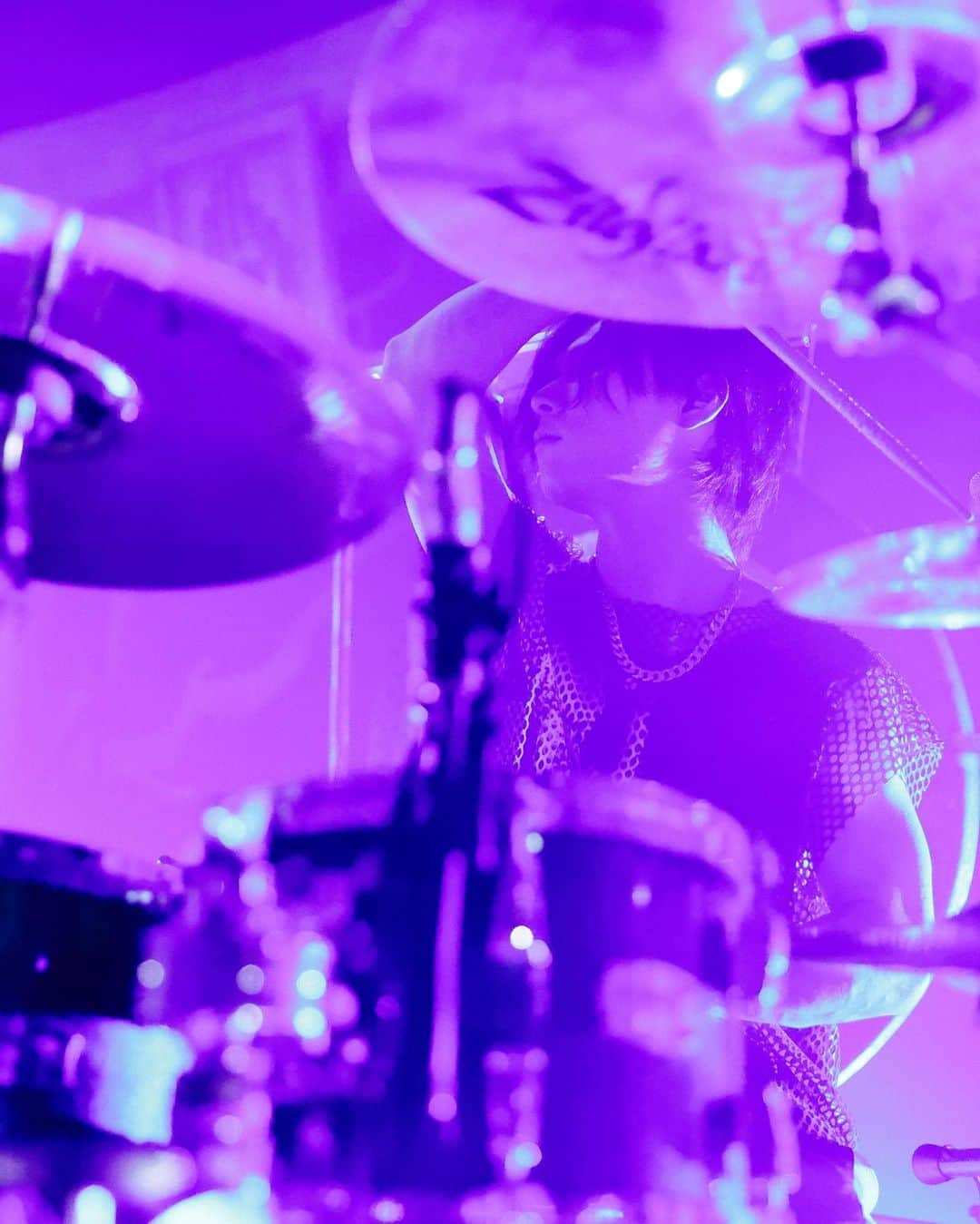 のインスタグラム：「ホールツアー7本目、北海道ありがとうございました(🤩)  ジンギスカンも海鮮もラーメンも最高でお腹パンパン(🤩)  次は福岡というめっちゃ端から端(😎)  photo by YU KUBO  #ジグザグ最高 #sks #ジグザグ #ドラム #ドラムソロ #drums #drumsolo #drummer #drummerlife #pops #music #musician #songs #zildjiancymbals #yamahadrums #rohemadrumsticks #teamrohema #aspr #アサプラ #ead10」