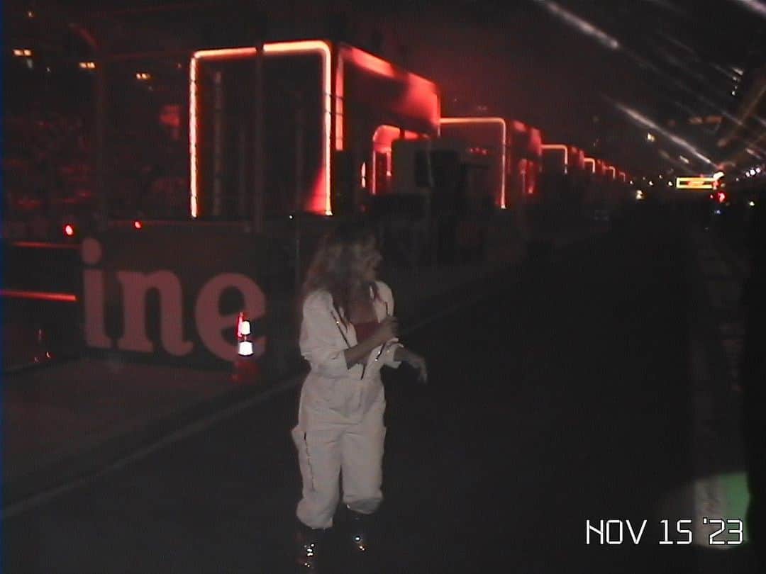 カイリー・ミノーグさんのインスタグラム写真 - (カイリー・ミノーグInstagram)「F1 opening ceremony caught on the JVC 📹 Padam to you all. 😘」11月16日 14時15分 - kylieminogue