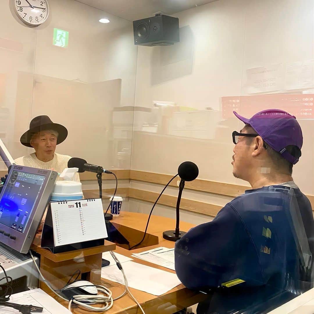深町健二郎のインスタグラム：「おかげまで、LOVE FM「深町健二郎のオトナマチアソビ」が10年目に突入しました。  年末年始の節目に、なんと私が初めてインタビューされる側になります😅しかも聞き手には、映画監督の江口カン氏が発案、名乗りを上げてくれました！  おそらく初めて話すルーツだったり、30年来の付き合いになる江口君との出会いや思い出から、これからの福岡についてなど、話しは尽きませんでした。  流石引き出し上手な監督やね😆あまり自分語りは得意ではないし、江口監督もMC役は初めてというレアな機会であることは間違いありません😆  12/28,1/4 21:00〜21:30 放送予定。」