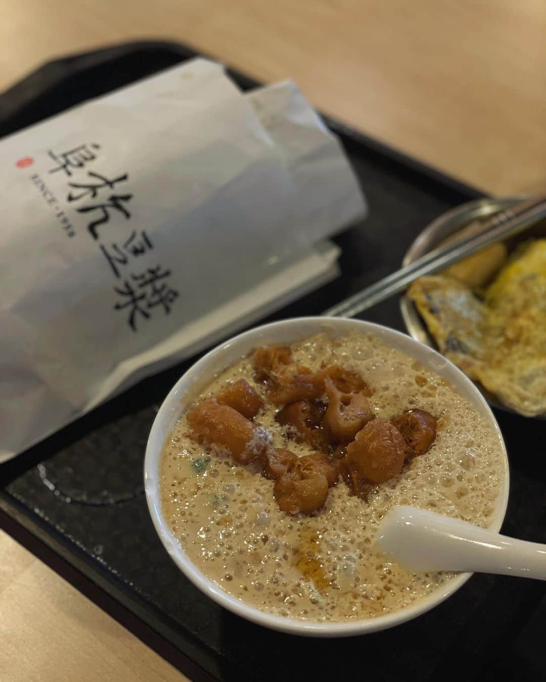 Yuki Ide | 井手 祐来さんのインスタグラム写真 - (Yuki Ide | 井手 祐来Instagram)「事前にインスタとかで見てて食べたかったもの たくさん食べられた🍚 小籠包は一番食べた気がする 長男くんがタピオカにハマってるので、タピオカも🧋 夫がいつも行くお店にも連れて行ってもらったよ🫶🏻✨ 子どもたちもご飯が美味しかったようです👦🏻👦🏻 私はビールをたくさん飲んだ🍻✨✨ #台湾旅行#台湾グルメ#台湾ご飯#家族旅行」11月16日 14時17分 - yukikokubu