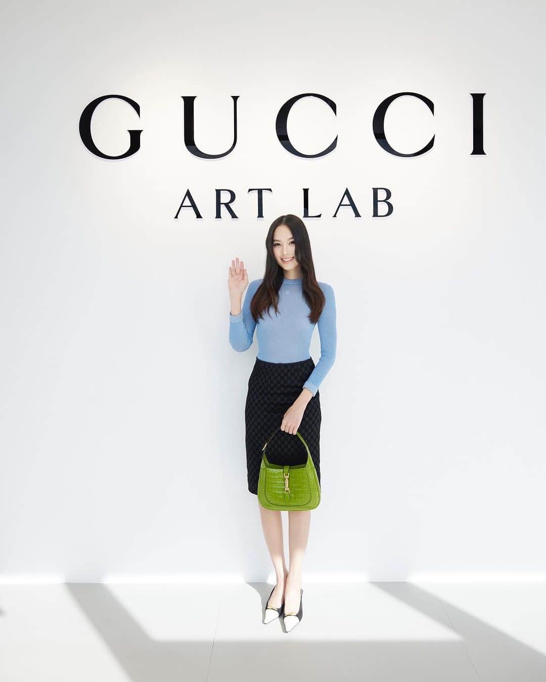 ポーイ・タリーチャダー ペッチャラットさんのインスタグラム写真 - (ポーイ・タリーチャダー ペッチャラットInstagram)「Gucci นำเสนอนิทรรศการพิเศษ Gucci Art Lab เปิดประสบการณ์อันน่าตื่นตาตื่นใจที่แสดงให้เห็นถึงความมุ่งมั่นของแบรนด์ในการสร้างสรรค์งานช่างฝีมือ งานศิลป์ที่พิถีพิถัน และนวัตกรรม โดยนำเสนอผลิตภัณฑ์ High End รวม 6 กลุ่ม ได้แก่  - High Jewelry and High Watches  - Precious Skin Handbags - Evening Gowns - Women's Made to Measure & Made to Order Ready-to-Wear - Men's Made to Measure & Made to Order Ready-to-Wear - Gucci Valigeria  #Gucci #gucciartlab」11月16日 14時21分 - poydtreechada