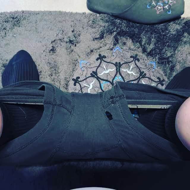 神谷英樹のインスタグラム：「またパンツに穴が空いてた…何なん…」