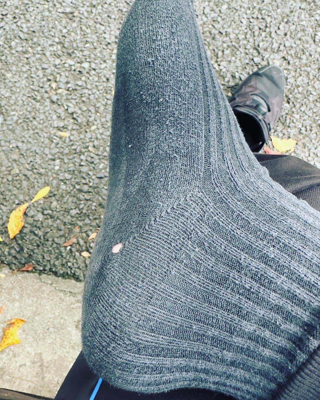 神谷英樹のインスタグラム：「あと靴下にも穴空いてた…（間違えて洗濯機に入れてもーたので多分また履く）」