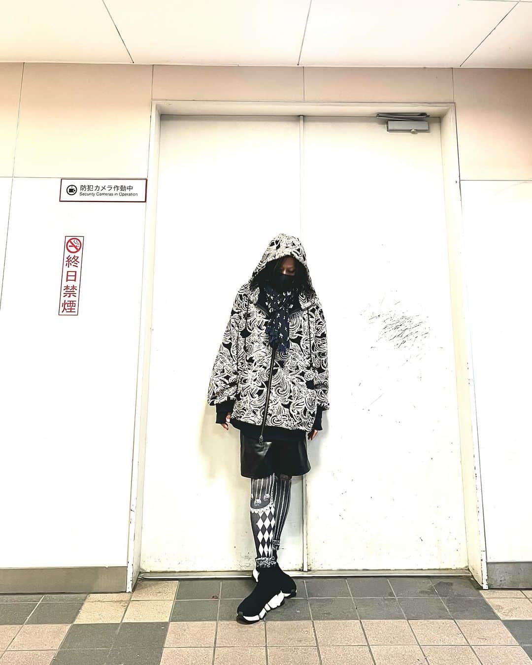宙也のインスタグラム：「ZOESTYLESのボナパルトタイツ。パーカーは原宿イエローハウス馬場ちゃん作。」