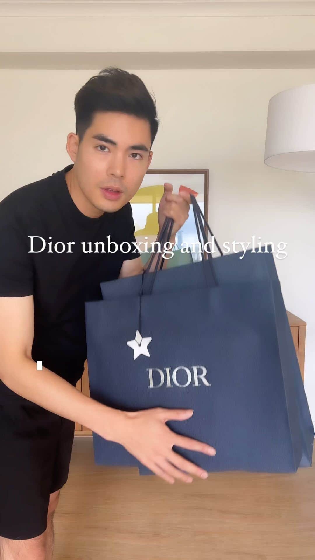 Christoffer Chengのインスタグラム：「Special delivery from @dior , let’s unbox and style these pieces for tonight’s event ✨ #dior」