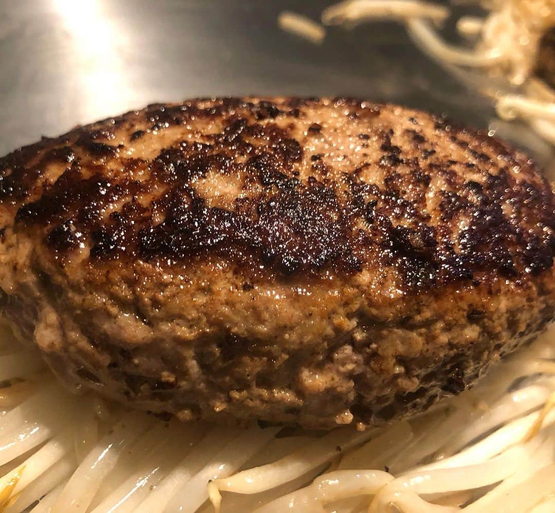 市川九團次 (4代目)のインスタグラム：「山梨甲府の『秀』さんで肉三昧！！ お肉の鉄板屋さんですが、私は散々ステーキやたたきをいただいた後に、メインのハンバーグまで完食しました。 ここのハンバーグはちょっと違います🤣半生がちょうどいい。周りはカリッと、中はジューシー！！レアで頂くハンバーグなのです！！ ほんまに最高でした。」