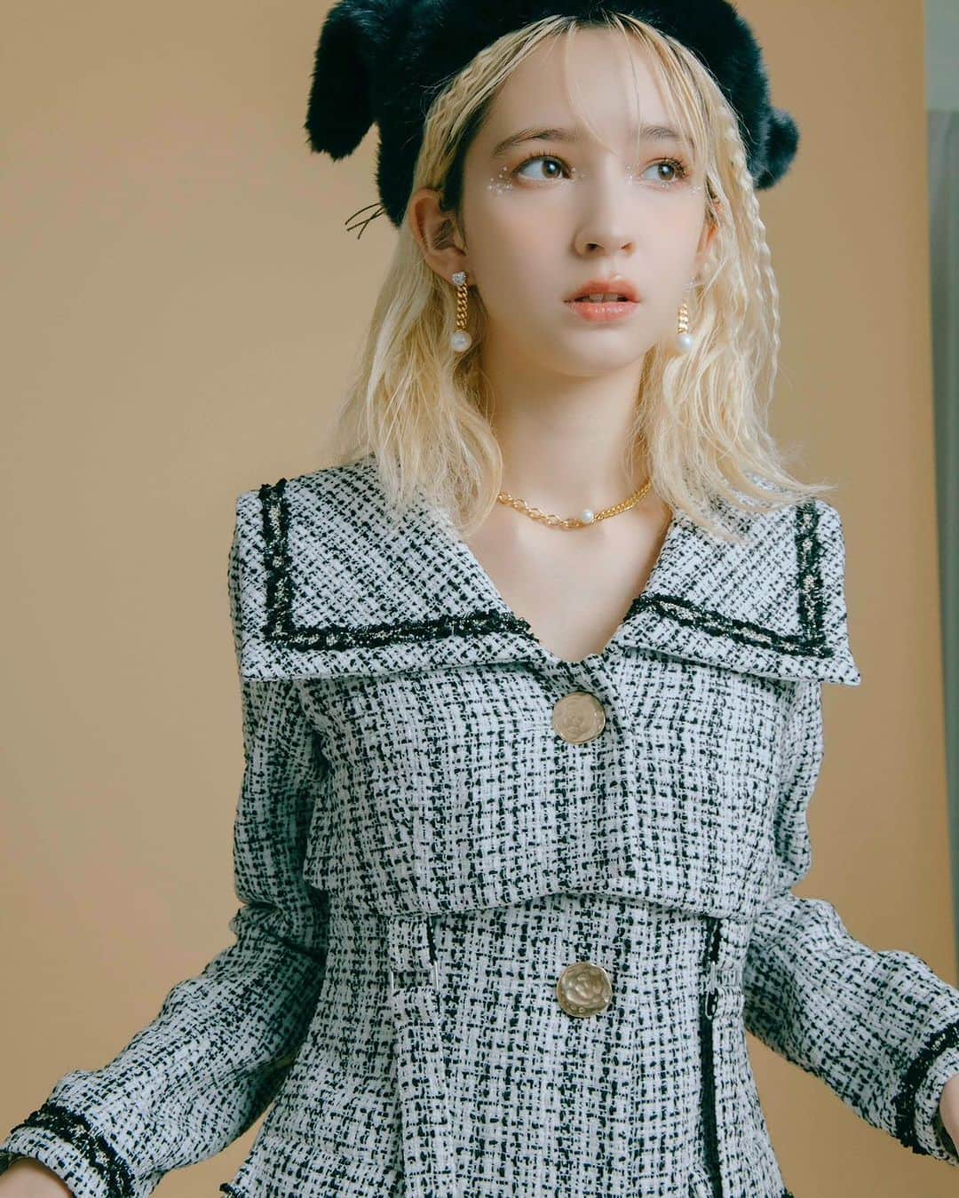 菅野結以さんのインスタグラム写真 - (菅野結以Instagram)「愛するツイードで どこにもない服作りたくて、できた ⁡ ミニワンピ / ロングジャケット / ショートジャケット 3つの顔をもつセーラーツイード🖤 3way Dress Jacket @crayme_official  ⁡ くびれシルエットに脚長効果絶大なショート切り替え 前後左右に垂れるベルトのIラインがシャープなポイント ボタンも人とかぶらない変形マットゴールドがこだわり ⁡ しっかりしたツイード生地で長く着てもらえるし ファスナーで簡単にショートジャケ化するの、 春までかなり活躍するとおもいます ⁡ ロングブーツと合わせたら無敵 今年の生誕祭もこれ着てたし きのうも私服でまさにこのスタイリングしてたの 中にレザーキュロット仕込んでフリル見せも💯♡ ⁡ #crayme #theghostclub #tweedjacket #tweeddress」11月16日 14時40分 - yui_kanno