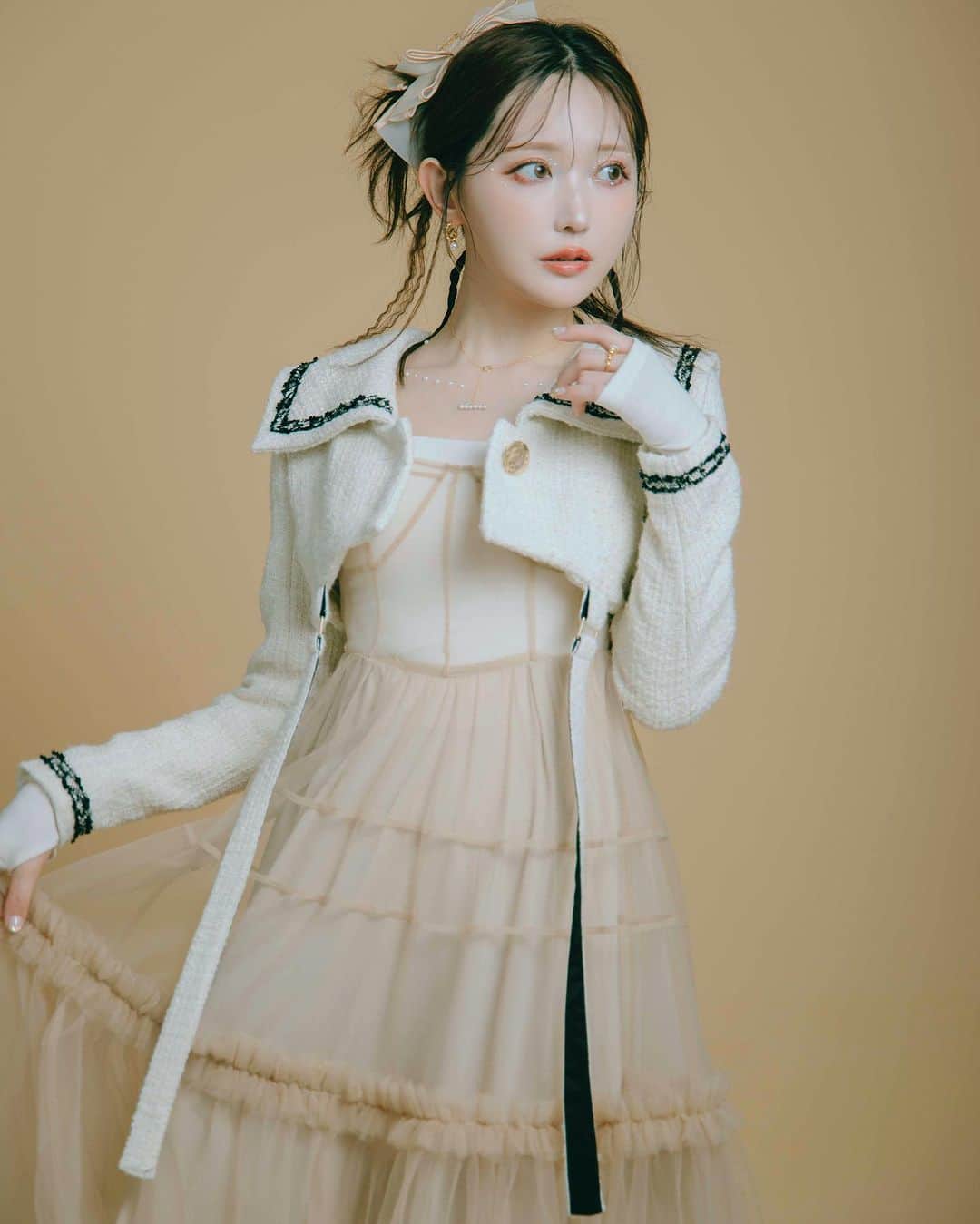 菅野結以さんのインスタグラム写真 - (菅野結以Instagram)「愛するツイードで どこにもない服作りたくて、できた ⁡ ミニワンピ / ロングジャケット / ショートジャケット 3つの顔をもつセーラーツイード🖤 3way Dress Jacket @crayme_official  ⁡ くびれシルエットに脚長効果絶大なショート切り替え 前後左右に垂れるベルトのIラインがシャープなポイント ボタンも人とかぶらない変形マットゴールドがこだわり ⁡ しっかりしたツイード生地で長く着てもらえるし ファスナーで簡単にショートジャケ化するの、 春までかなり活躍するとおもいます ⁡ ロングブーツと合わせたら無敵 今年の生誕祭もこれ着てたし きのうも私服でまさにこのスタイリングしてたの 中にレザーキュロット仕込んでフリル見せも💯♡ ⁡ #crayme #theghostclub #tweedjacket #tweeddress」11月16日 14時40分 - yui_kanno