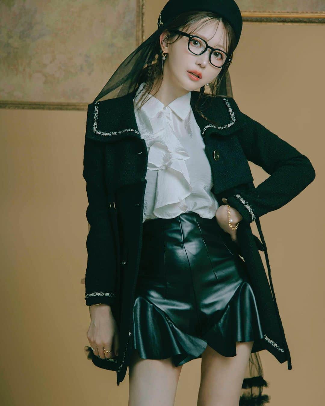 菅野結以さんのインスタグラム写真 - (菅野結以Instagram)「愛するツイードで どこにもない服作りたくて、できた ⁡ ミニワンピ / ロングジャケット / ショートジャケット 3つの顔をもつセーラーツイード🖤 3way Dress Jacket @crayme_official  ⁡ くびれシルエットに脚長効果絶大なショート切り替え 前後左右に垂れるベルトのIラインがシャープなポイント ボタンも人とかぶらない変形マットゴールドがこだわり ⁡ しっかりしたツイード生地で長く着てもらえるし ファスナーで簡単にショートジャケ化するの、 春までかなり活躍するとおもいます ⁡ ロングブーツと合わせたら無敵 今年の生誕祭もこれ着てたし きのうも私服でまさにこのスタイリングしてたの 中にレザーキュロット仕込んでフリル見せも💯♡ ⁡ #crayme #theghostclub #tweedjacket #tweeddress」11月16日 14時40分 - yui_kanno