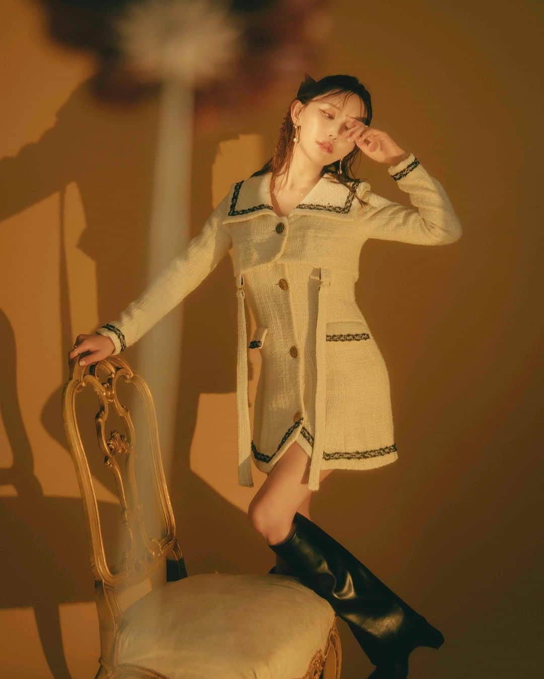菅野結以さんのインスタグラム写真 - (菅野結以Instagram)「愛するツイードで どこにもない服作りたくて、できた ⁡ ミニワンピ / ロングジャケット / ショートジャケット 3つの顔をもつセーラーツイード🖤 3way Dress Jacket @crayme_official  ⁡ くびれシルエットに脚長効果絶大なショート切り替え 前後左右に垂れるベルトのIラインがシャープなポイント ボタンも人とかぶらない変形マットゴールドがこだわり ⁡ しっかりしたツイード生地で長く着てもらえるし ファスナーで簡単にショートジャケ化するの、 春までかなり活躍するとおもいます ⁡ ロングブーツと合わせたら無敵 今年の生誕祭もこれ着てたし きのうも私服でまさにこのスタイリングしてたの 中にレザーキュロット仕込んでフリル見せも💯♡ ⁡ #crayme #theghostclub #tweedjacket #tweeddress」11月16日 14時40分 - yui_kanno