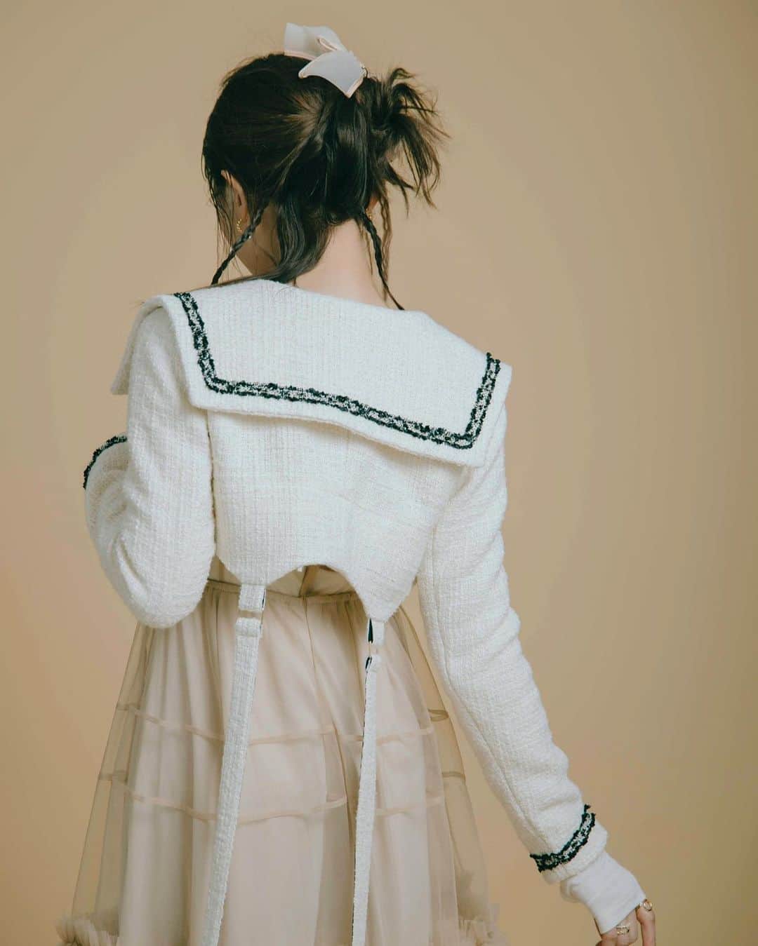 菅野結以さんのインスタグラム写真 - (菅野結以Instagram)「愛するツイードで どこにもない服作りたくて、できた ⁡ ミニワンピ / ロングジャケット / ショートジャケット 3つの顔をもつセーラーツイード🖤 3way Dress Jacket @crayme_official  ⁡ くびれシルエットに脚長効果絶大なショート切り替え 前後左右に垂れるベルトのIラインがシャープなポイント ボタンも人とかぶらない変形マットゴールドがこだわり ⁡ しっかりしたツイード生地で長く着てもらえるし ファスナーで簡単にショートジャケ化するの、 春までかなり活躍するとおもいます ⁡ ロングブーツと合わせたら無敵 今年の生誕祭もこれ着てたし きのうも私服でまさにこのスタイリングしてたの 中にレザーキュロット仕込んでフリル見せも💯♡ ⁡ #crayme #theghostclub #tweedjacket #tweeddress」11月16日 14時40分 - yui_kanno