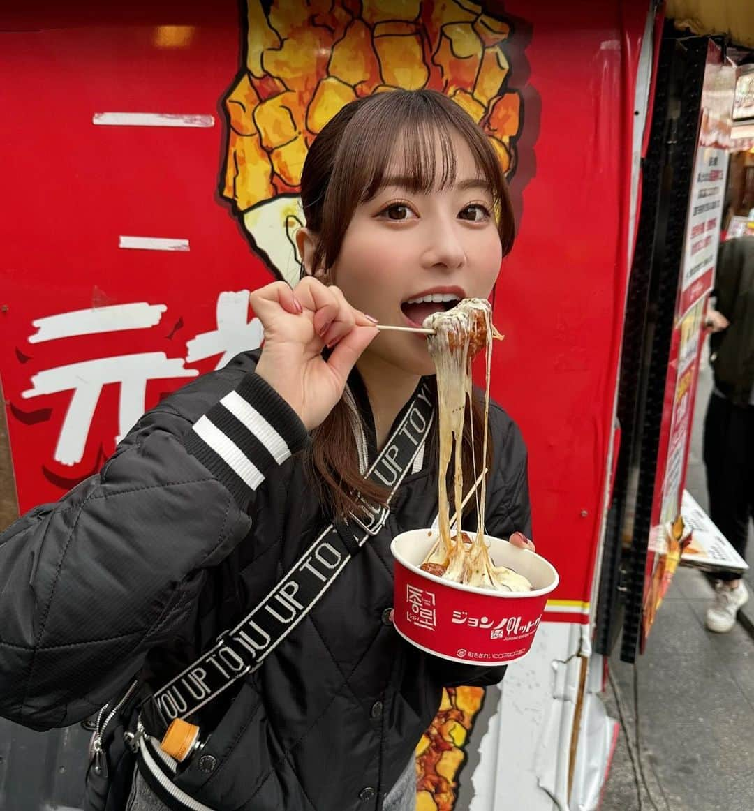 成瀬心美のインスタグラム：「🍗  韓国料理が無性に食べたくなる時が 私にはあるんですけど。笑  なので妹誘って 新大久保で食べ歩きしてきた❣️  寒かったから チーズがすぐに固まったけど 満たされた〜🫶  ソトックっていう ピリ辛のウィンナーと揚げたお餅の 串を食べたかったから 念願叶った✨おいしかった〜🤤  行きたかったカフェにも行けて 大満足でお仕事へ向かえました☺️💞」