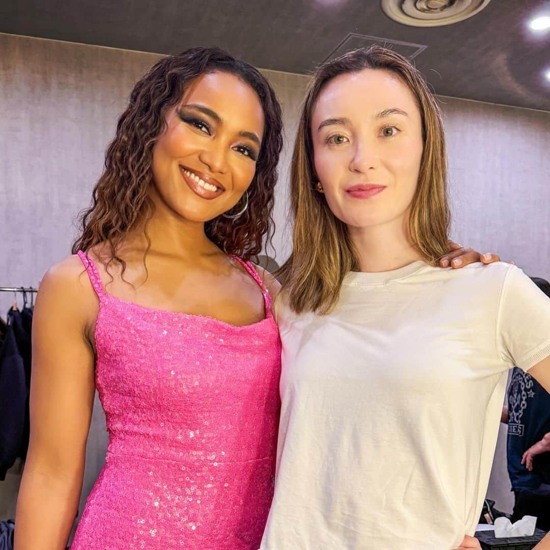 エミ・マイヤーのインスタグラム：「Yay, sis! 🌟 Totally touched hearing you bring our song ‘Start Again' to life on stage. Feeling super blessed to have you as part of my fam. 💕  ステージで「スタート・アゲイン」歌ってくれて、本当にハッピー😭ありがとう💖　@billboardlive_tokyo #sisfromanothermother」