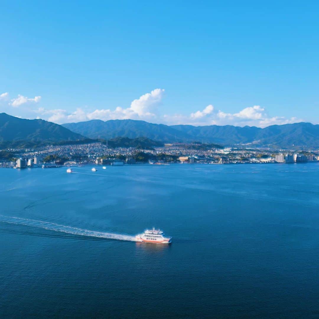 フジテレビ「空旅をあなたへ」さんのインスタグラム写真 - (フジテレビ「空旅をあなたへ」Instagram)「今週木曜日22:54〜の「空旅をあなたへ」は、 アーティスト・平原綾香が巡る、広島県✈️  瀬戸内の豊かな海に抱かれる、 廿日市市⛵️  栄養豊富な広島湾が、 良質な「あなご」を育みます✨  今回は、宮島で１１０年以上続く、 あなご料理の老舗「あなごめし　うえの」へ🚶🐾  脂ののったあなごを素焼きで むら無く香ばしく仕上げる、昔から変わらない手法で焼き上げます🤩❤️  穴子のアラと秘伝のタレで炊き込んだご飯に かば焼きを敷き詰めた、 あなごめしは絶品！！🥹🫶  伝統の味に心が満たされた　 広島の空旅です😋  是非ご覧ください！  #平原綾香 さん #広島県 #廿日市市 #あなごめしうえの  #空旅をあなたへ #soratabi #撮影 #撮影オフショット」11月16日 14時36分 - soratabi_fuji