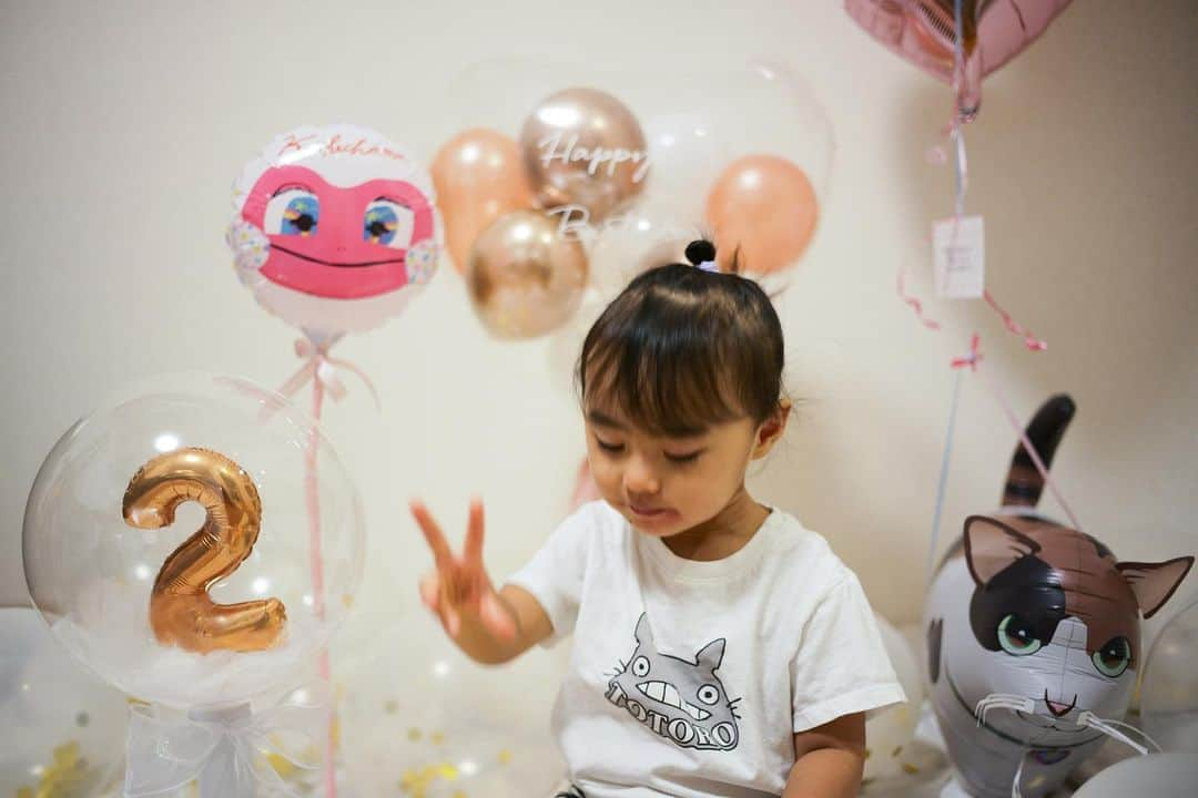 おのののかさんのインスタグラム写真 - (おのののかInstagram)「🎂 娘が２歳になりました✌️💞 生まれてきてくれて、ありがとう。 大大大大だーーーーい好き😭❤️！  #ケーキ食べる娘を見守るパパの圧 #おめかし写真は娘大暴れ #最終的にパパママ笑顔のツーショット #元気が一番  かわいすぎる数字とbirthdayバルーンは  @fika_balloon さんに プレゼントしていただきました🙏🎁❤️」11月16日 14時36分 - ononono_ka