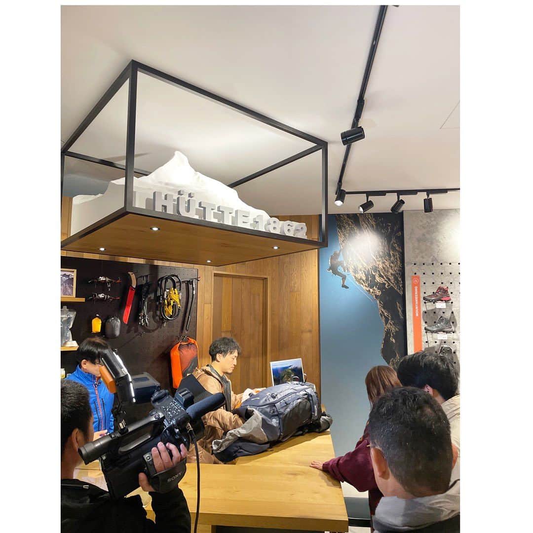 松尾翠さんのインスタグラム写真 - (松尾翠Instagram)「11月18日(土)に、京都の四条烏丸に スイスの老舗アウトドアブランド・マムートの店舗が初めてオープンします🎉 西日本最大規模ということで 一足お先にKBS京都・SUNNY TIMEのロケでお邪魔してきました🏔 @mammut_japan   今年の目標が「山に登ること」だったのですが… 10月に無事にネパールのヒマラヤに子連れで行くことができて、、 行ったら行ったで、国内の近場でももっとカジュアルに登りたいし、八ヶ岳あたりも歩きたいし、富士山も一度は登りたい。そしていつかまたネパールに戻って、エベレストベースキャンプまでも歩いてみたい。 と、山への想い、密かに増してます🫶  なかなか子連れだとハードルが高い山登りなのだけど これからも、少しずつ、色々行ける方法やコースを考えたい！  マムート京都では、山岳ガイドをしている方から、京都一周トレイルや愛宕山など近郊で楽しめるトレッキングのルートを教えてもらえたり、山登りの時の荷物についてもアドバイスをもらえるそう🏔 これ、すっごく心強い。 じゃあ、早速家族5人で行けるおすすめはどのコース！？と 真剣に聞いてきました✍️  そしていざ行くぞってなった時、 この服装で山の気温に対応できてるのか？？ はてなが止まらなかったり、持ち物も何回チェックしてもドキドキしたので ここに行くと達人に聞けるというのがすごくありがたい。  それから憧れのテント泊用のリュックに、テントや寝袋、防寒を詰めるシュミレーションも体験させてもらって 背負って喜んでるのが1枚目です😂！ひゃっほう。 意外と腰が固定されていて重く感じない、背負いやすい！  山での軽くて暖かいウェアはもちろん アーバンスタイルもめちゃくちゃいい✨ 暖かさから形から軽さからフードの具合…タイプ！(6枚目) 最近はもっぱらアウトドアウェアばかりに目がいっていたので、ロケといいつつ、色々真剣にみて楽しませてもらいました🫶 子供用のリュックのかわいさにもキュン🥹 マムートはマンモスマークがやっぱり可愛い🦣  山に興味が出てきたけど、わからないことがいっぱいの方にも、 街用にアウトドアウェアが気になる方にも、、 ぜひ京都に来たらおすすめです🦣🏔 オープンから先着順でのギフトもあるそうです。  お話を伺った登山YouTuberのかほさんも 9月にネパールにいき、ヒマラヤ山脈のマナスル(8163m！)に登頂成功🥲🏔 春に今度はついにエベレストを目指すそう…！ しかも、もちろん上まで！！🥺🥺🥺すごすぎるー！！ 勝手にチェックして追っかけます🙏✨ @kaho_yamanobori   ネパールの旅記録を残そう、何らかの形で書くか喋ろうと思いながら早1ヶ月…。 あかん、残そう。(決)  P.S. 太陽さーん、まりりーん 第3の保護者会メンバー、 ついにロケまで行くようになったヨ🤣 放送は18日の土曜サニータイムです🫶 ファミリー感🧌🧌🧌  #mammut #マムート#マムート京都#山が好き #トレッキング #登山初心者 #山の日生まれ #山登りたい #子連れ登山 #pr」11月16日 14時37分 - midori.matsuo_official