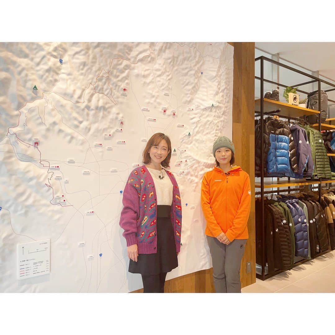 松尾翠さんのインスタグラム写真 - (松尾翠Instagram)「11月18日(土)に、京都の四条烏丸に スイスの老舗アウトドアブランド・マムートの店舗が初めてオープンします🎉 西日本最大規模ということで 一足お先にKBS京都・SUNNY TIMEのロケでお邪魔してきました🏔 @mammut_japan   今年の目標が「山に登ること」だったのですが… 10月に無事にネパールのヒマラヤに子連れで行くことができて、、 行ったら行ったで、国内の近場でももっとカジュアルに登りたいし、八ヶ岳あたりも歩きたいし、富士山も一度は登りたい。そしていつかまたネパールに戻って、エベレストベースキャンプまでも歩いてみたい。 と、山への想い、密かに増してます🫶  なかなか子連れだとハードルが高い山登りなのだけど これからも、少しずつ、色々行ける方法やコースを考えたい！  マムート京都では、山岳ガイドをしている方から、京都一周トレイルや愛宕山など近郊で楽しめるトレッキングのルートを教えてもらえたり、山登りの時の荷物についてもアドバイスをもらえるそう🏔 これ、すっごく心強い。 じゃあ、早速家族5人で行けるおすすめはどのコース！？と 真剣に聞いてきました✍️  そしていざ行くぞってなった時、 この服装で山の気温に対応できてるのか？？ はてなが止まらなかったり、持ち物も何回チェックしてもドキドキしたので ここに行くと達人に聞けるというのがすごくありがたい。  それから憧れのテント泊用のリュックに、テントや寝袋、防寒を詰めるシュミレーションも体験させてもらって 背負って喜んでるのが1枚目です😂！ひゃっほう。 意外と腰が固定されていて重く感じない、背負いやすい！  山での軽くて暖かいウェアはもちろん アーバンスタイルもめちゃくちゃいい✨ 暖かさから形から軽さからフードの具合…タイプ！(6枚目) 最近はもっぱらアウトドアウェアばかりに目がいっていたので、ロケといいつつ、色々真剣にみて楽しませてもらいました🫶 子供用のリュックのかわいさにもキュン🥹 マムートはマンモスマークがやっぱり可愛い🦣  山に興味が出てきたけど、わからないことがいっぱいの方にも、 街用にアウトドアウェアが気になる方にも、、 ぜひ京都に来たらおすすめです🦣🏔 オープンから先着順でのギフトもあるそうです。  お話を伺った登山YouTuberのかほさんも 9月にネパールにいき、ヒマラヤ山脈のマナスル(8163m！)に登頂成功🥲🏔 春に今度はついにエベレストを目指すそう…！ しかも、もちろん上まで！！🥺🥺🥺すごすぎるー！！ 勝手にチェックして追っかけます🙏✨ @kaho_yamanobori   ネパールの旅記録を残そう、何らかの形で書くか喋ろうと思いながら早1ヶ月…。 あかん、残そう。(決)  P.S. 太陽さーん、まりりーん 第3の保護者会メンバー、 ついにロケまで行くようになったヨ🤣 放送は18日の土曜サニータイムです🫶 ファミリー感🧌🧌🧌  #mammut #マムート#マムート京都#山が好き #トレッキング #登山初心者 #山の日生まれ #山登りたい #子連れ登山 #pr」11月16日 14時37分 - midori.matsuo_official